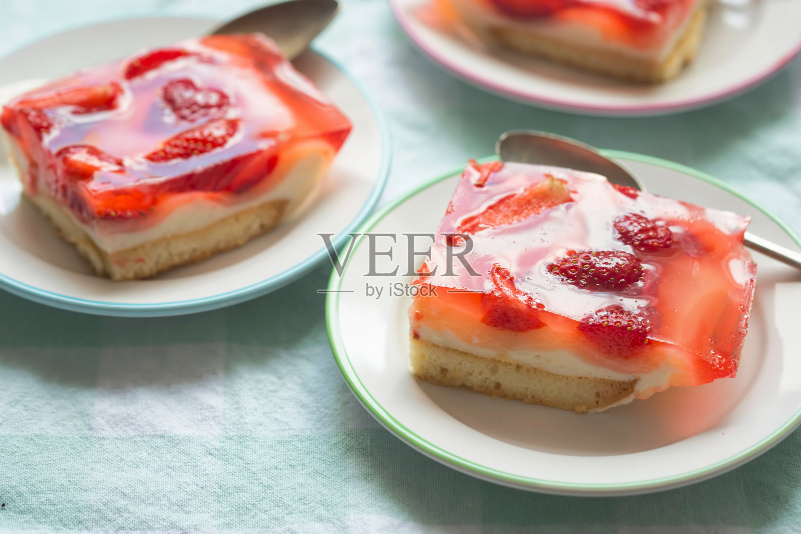 海绵蛋糕配酸奶，柠檬层，草莓和果冻照片摄影图片