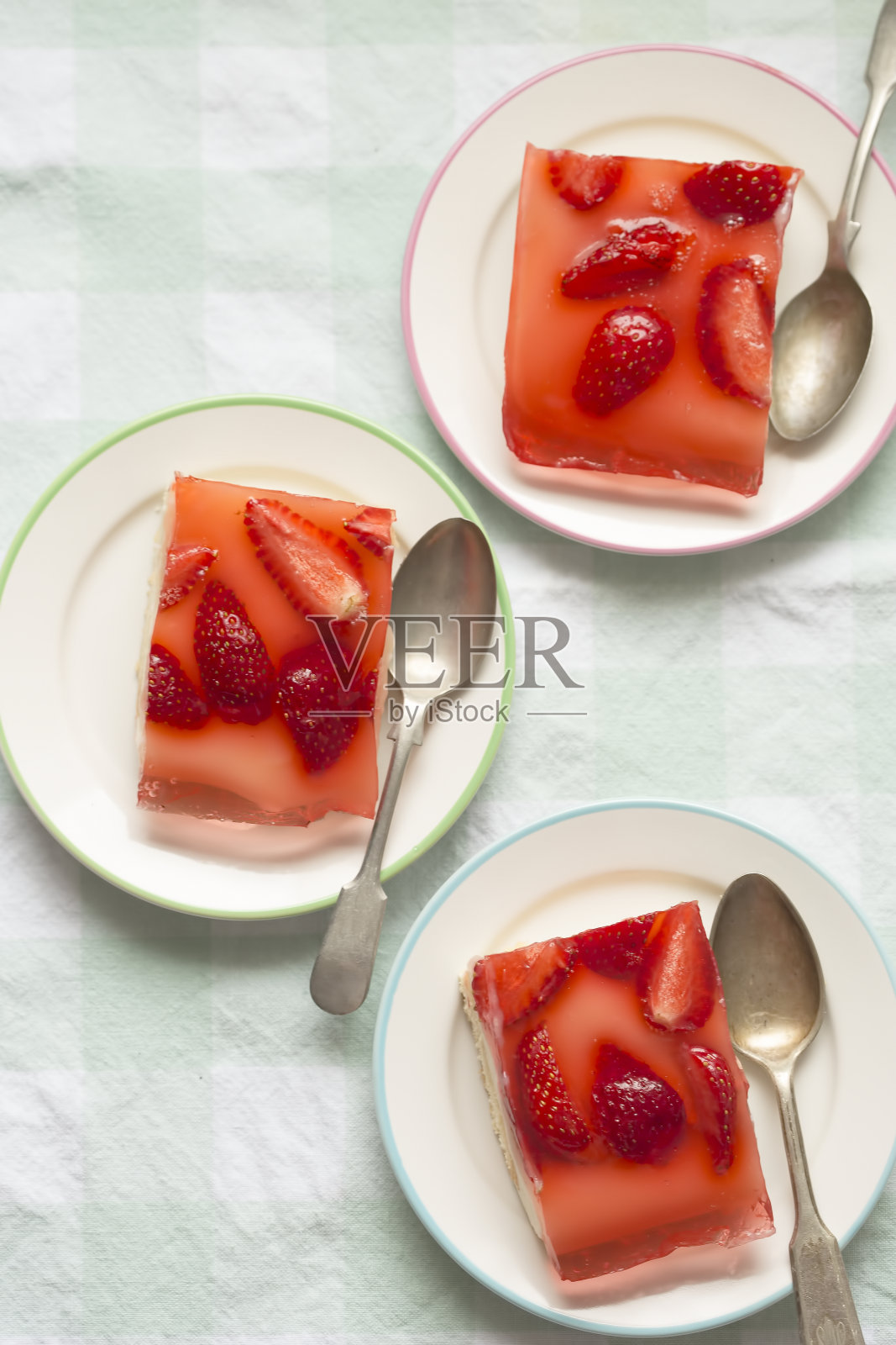 海绵蛋糕配酸奶，柠檬层，草莓和果冻照片摄影图片