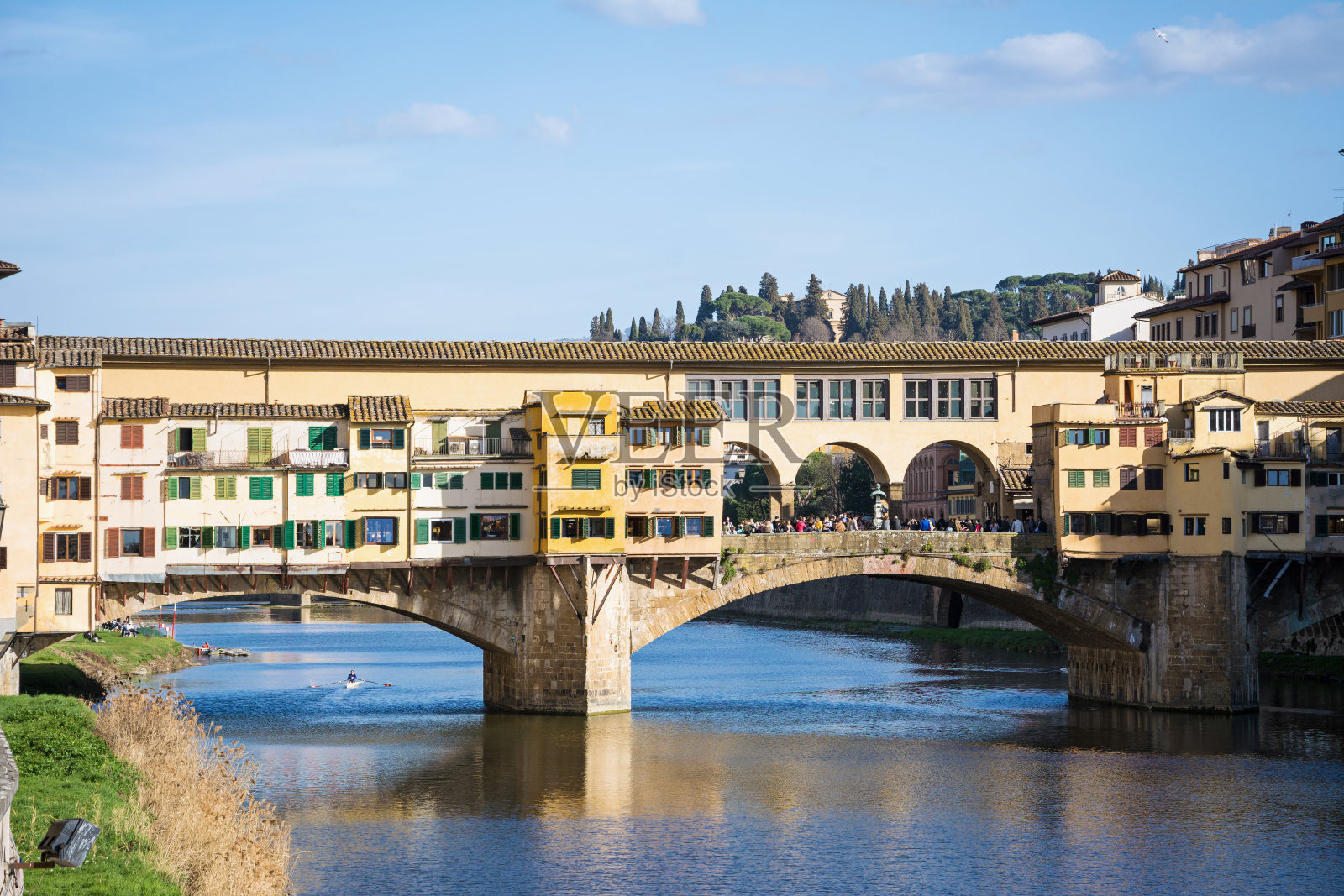 佛罗伦萨，托斯卡纳，阿尔诺河上的中世纪石桥韦基奥桥。意大利照片摄影图片