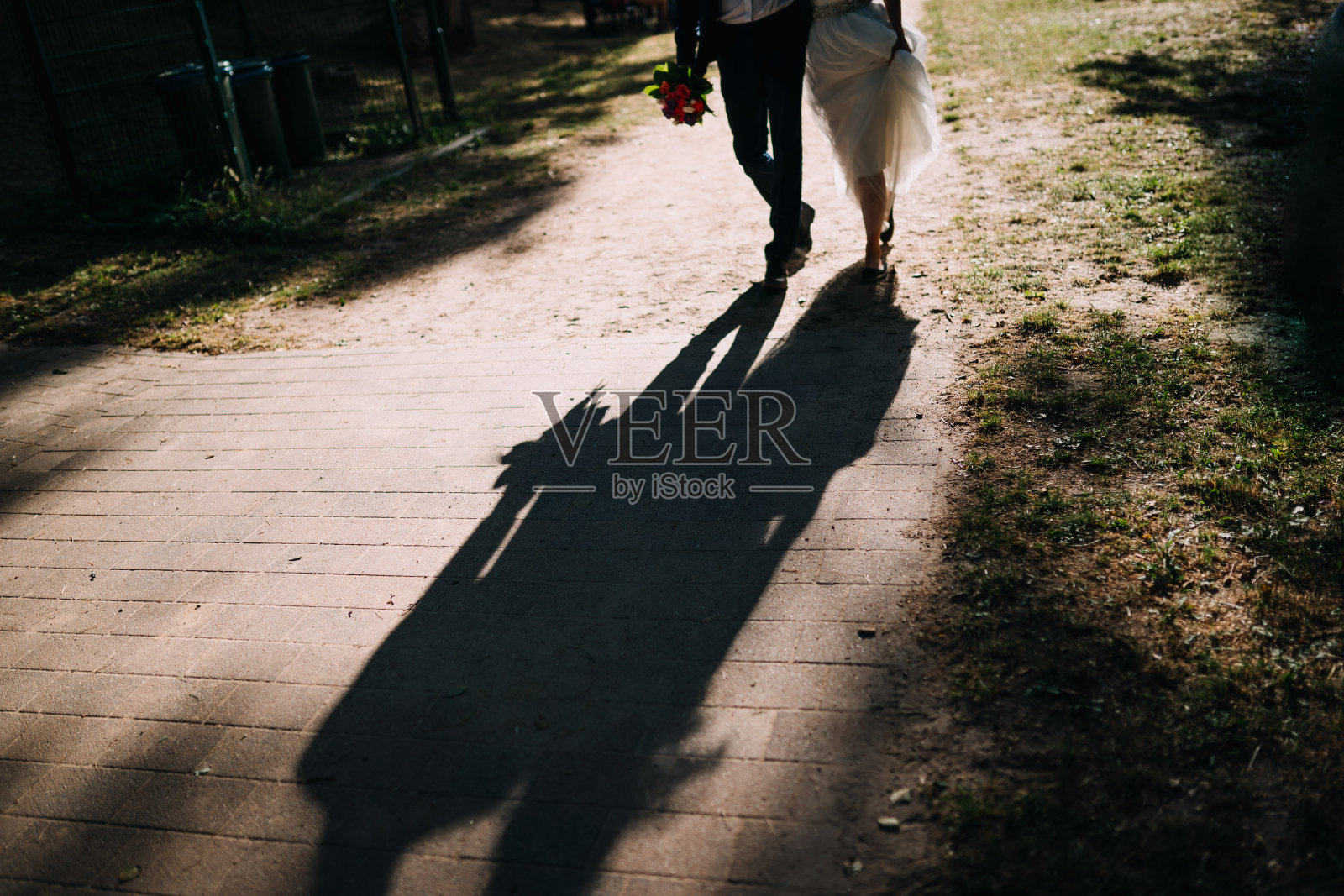 一张已婚夫妇走路的照片照片摄影图片