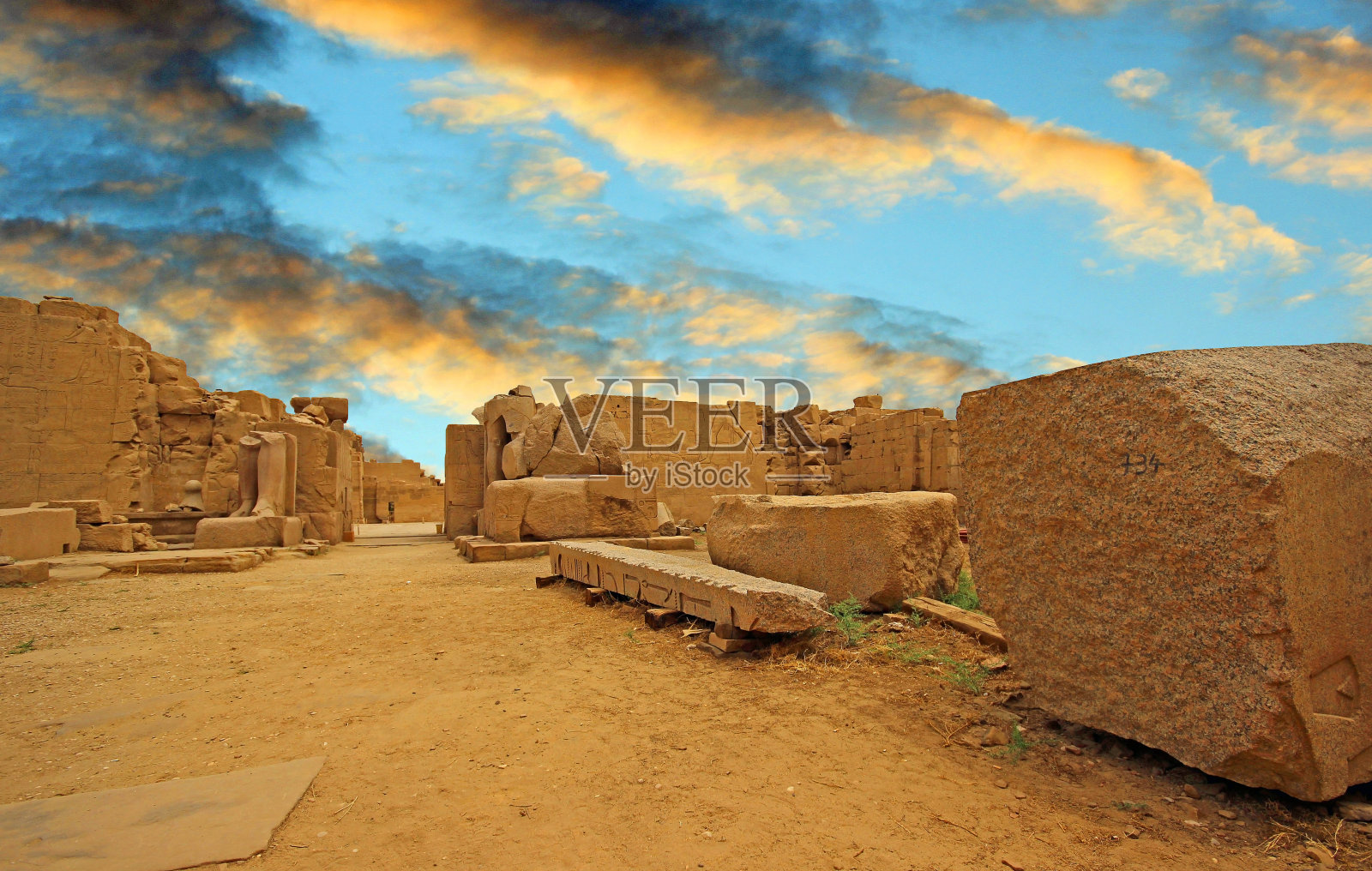 古神庙卡纳克在卢克索-毁了埃及底比斯照片摄影图片