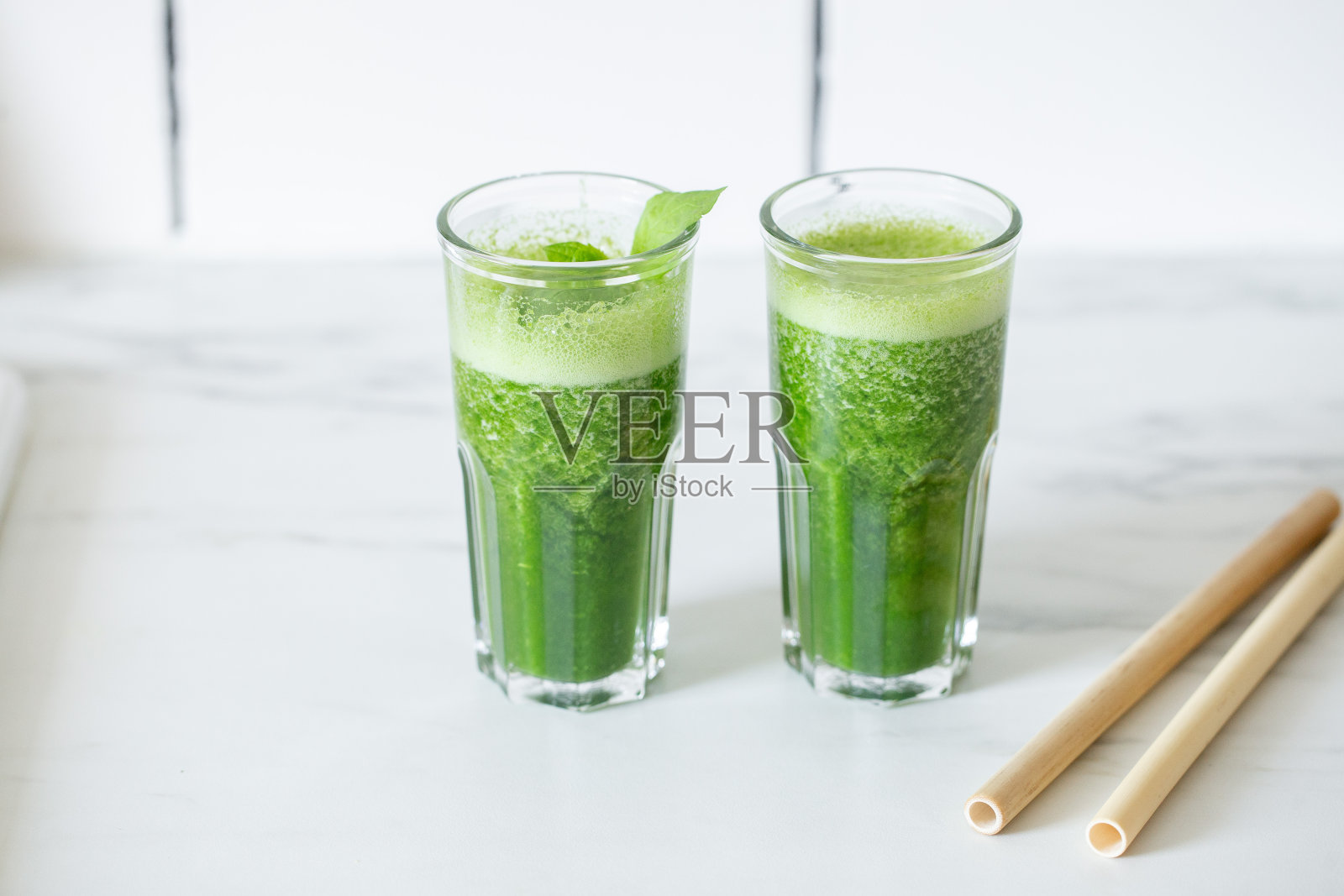 健康的绿色素食奶昔与菠菜叶，螺旋藻和零食在夏季排毒照片摄影图片