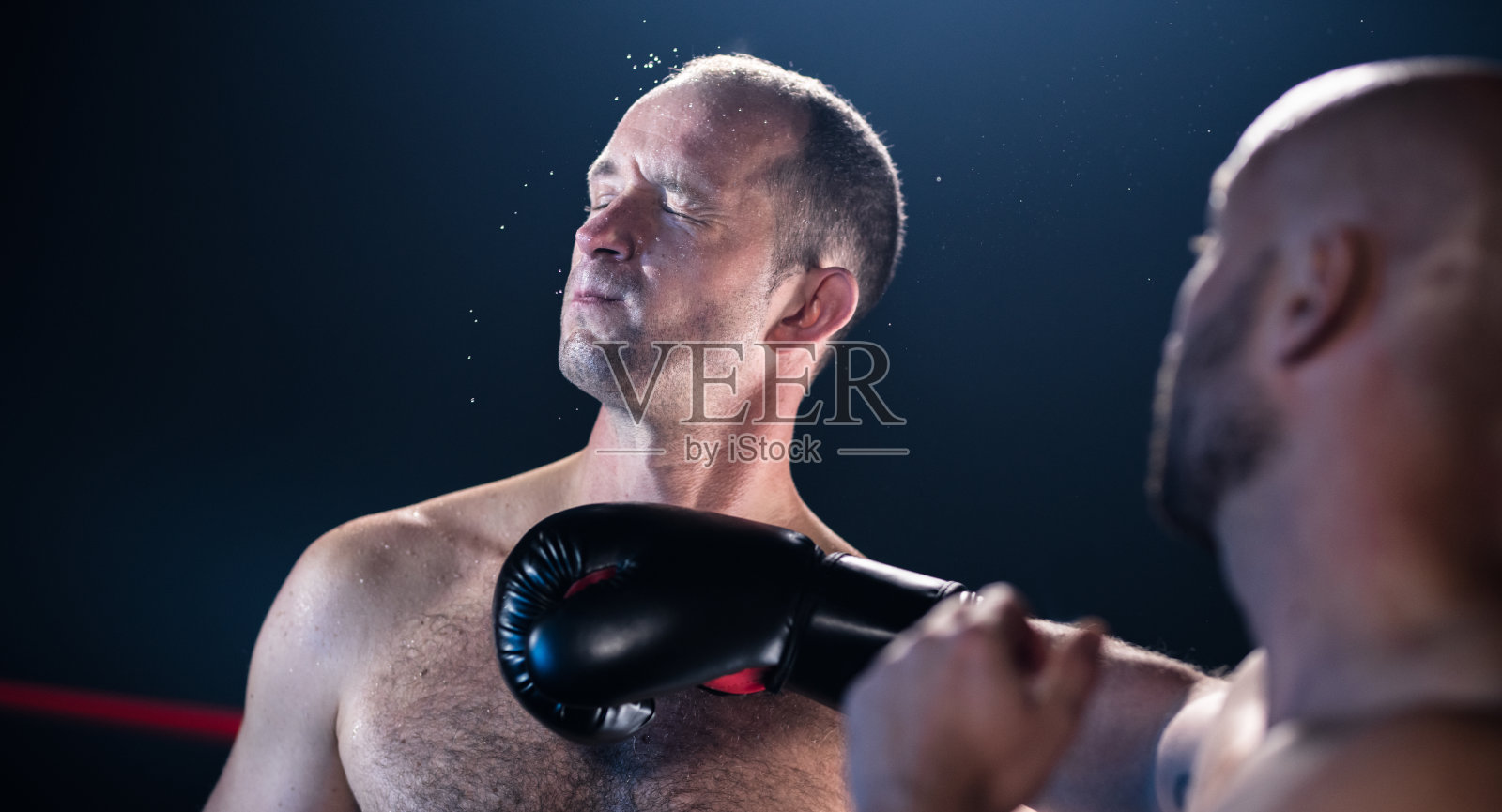 拳击手脸上挨了一拳照片摄影图片