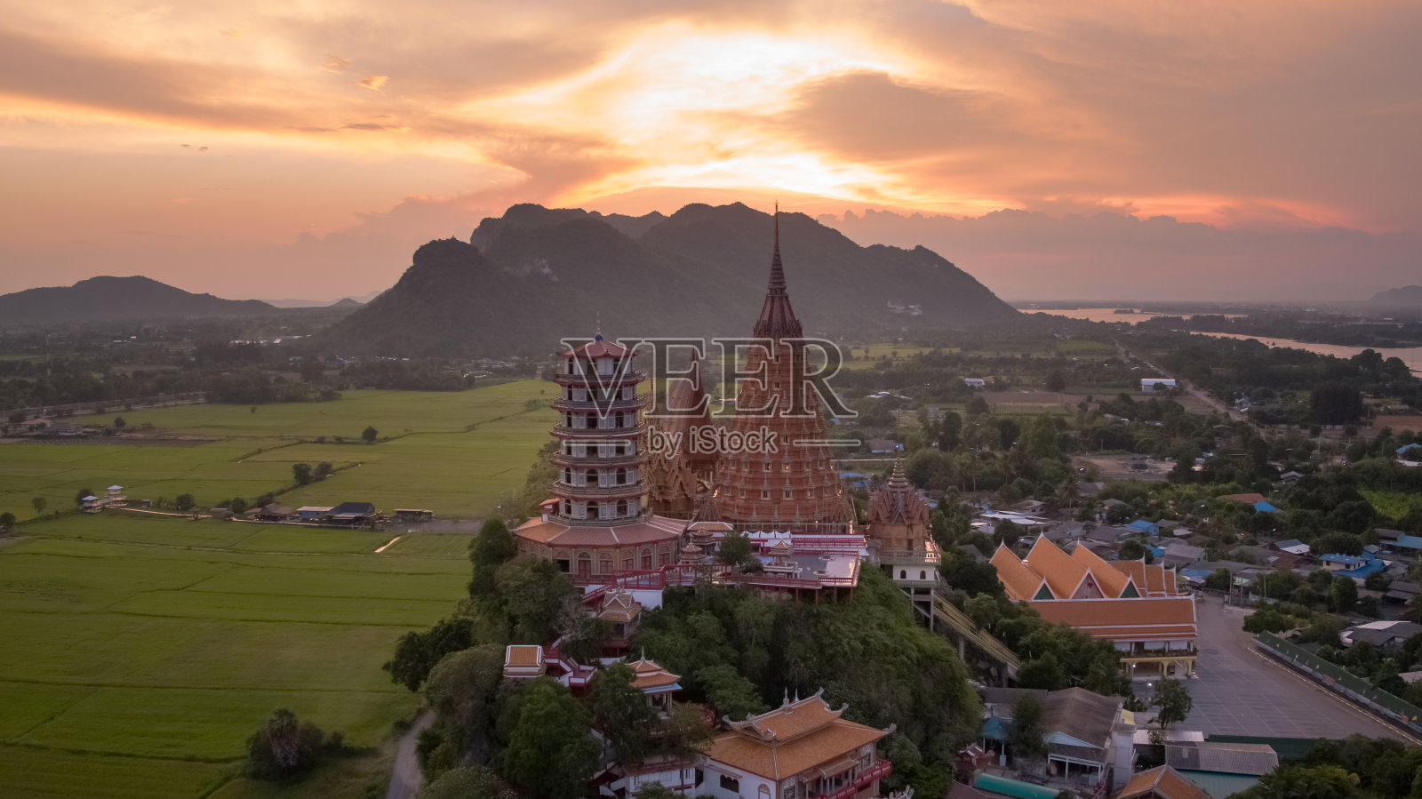 Wat Tham Sua是泰国北碧府的一座公共寺庙照片摄影图片