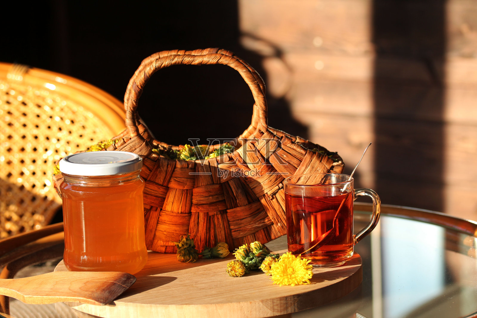 乡下的蒲公英果酱和一杯茶照片摄影图片