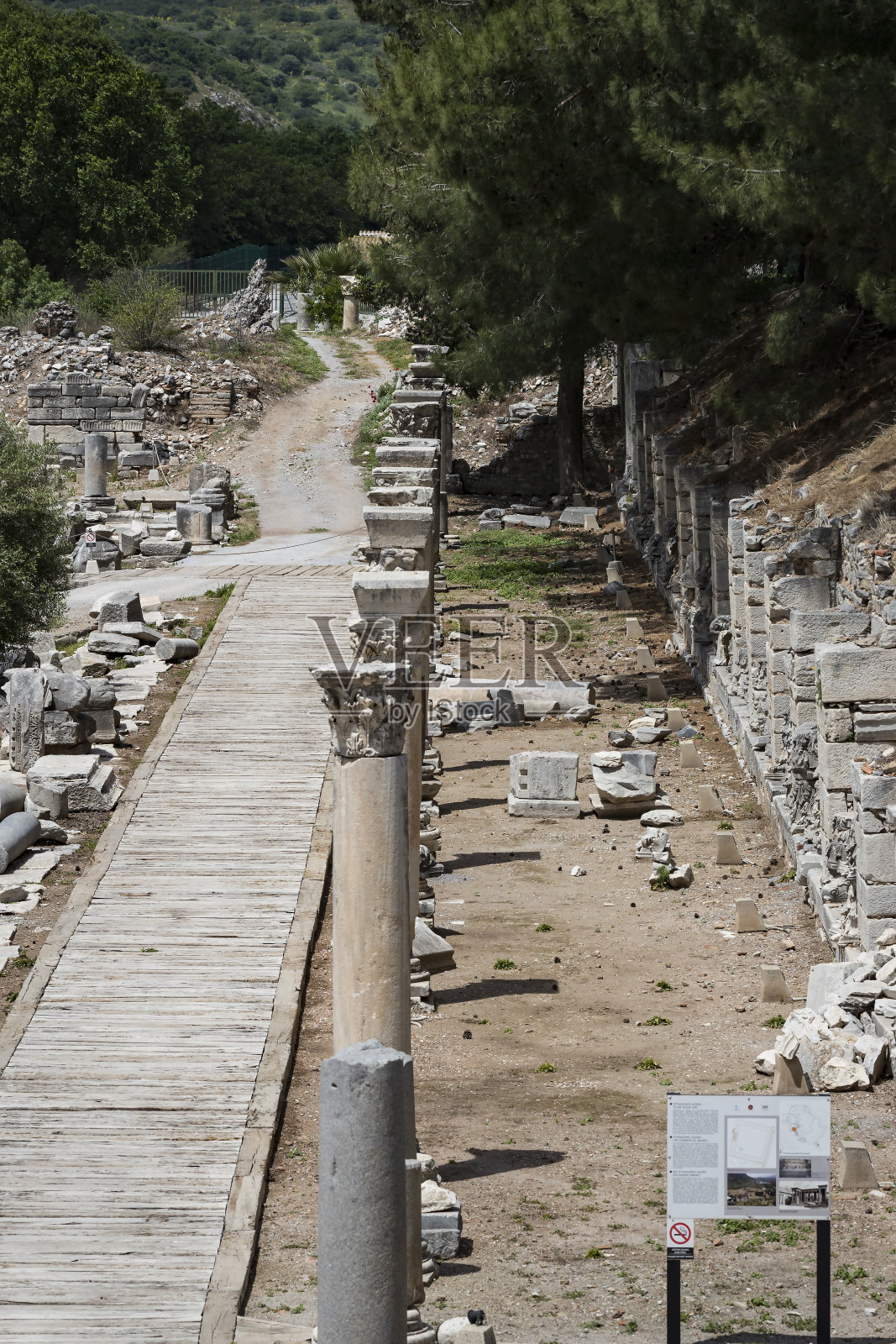 以弗所古城的废墟，塞尔苏斯的图书馆建筑，圆形剧场的庙宇和圆柱。照片摄影图片
