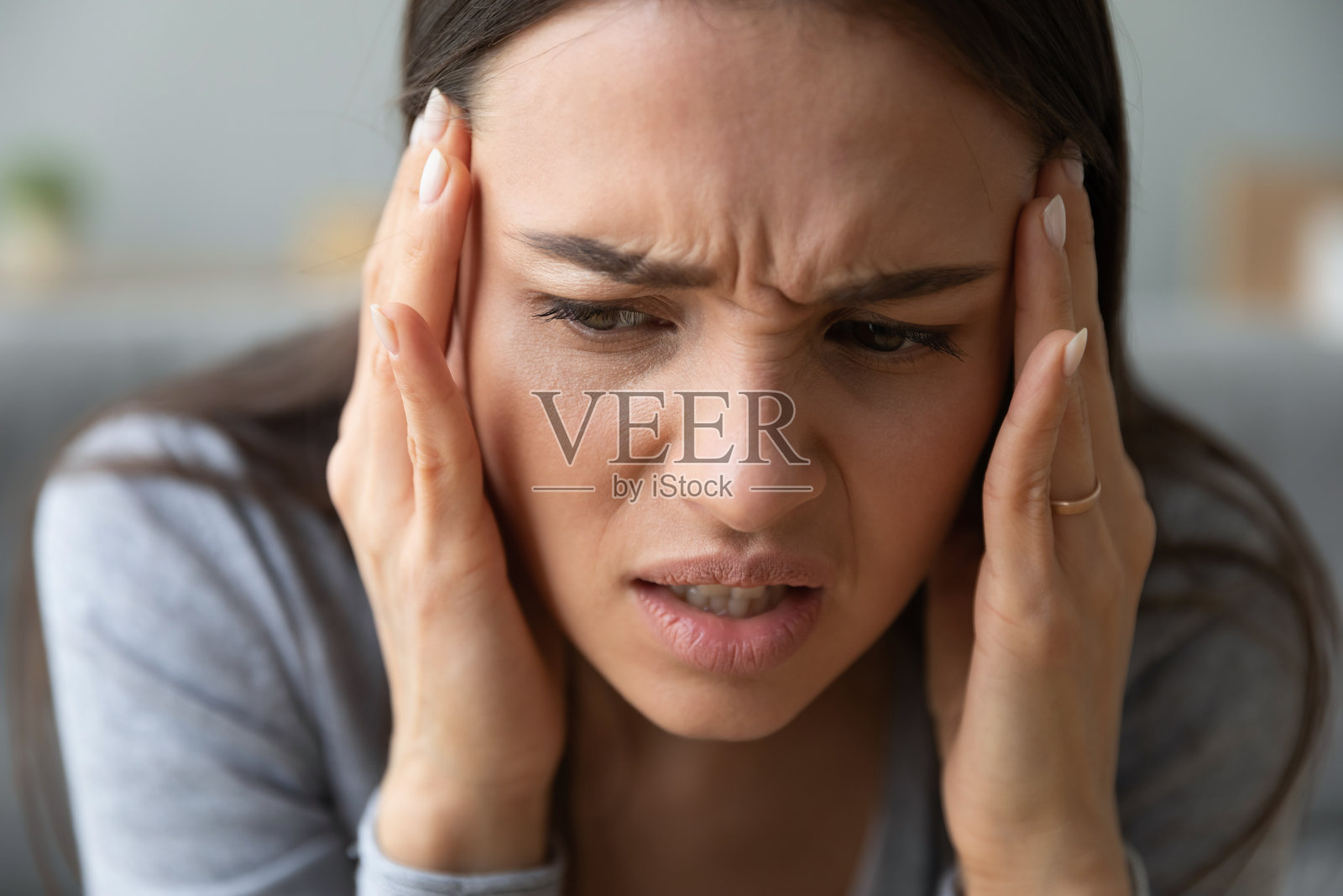 近距离观察女性患有剧烈的头痛或偏头痛照片摄影图片