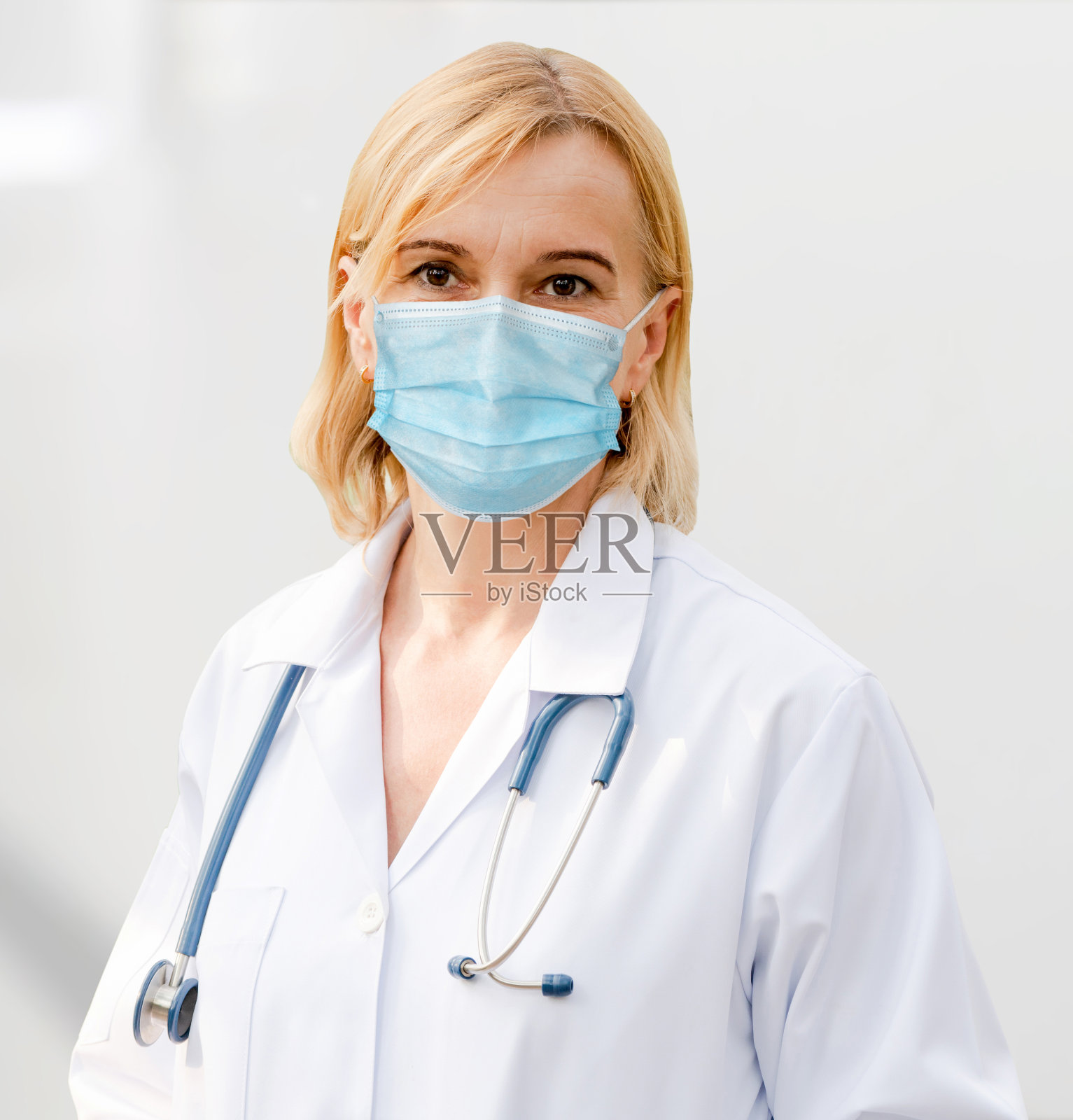 医生在医院戴口罩，以防止冠状病毒病或COVID-19。照片摄影图片