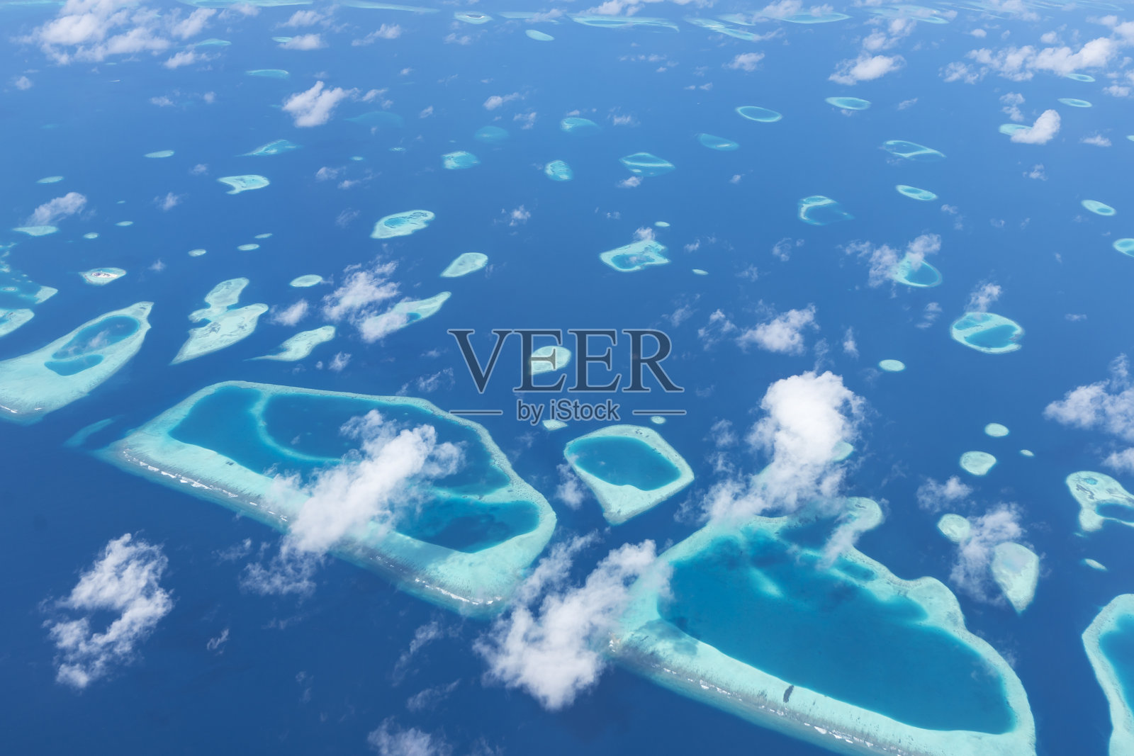 从水上飞机窗口俯瞰印度洋马尔代夫的环礁。照片摄影图片
