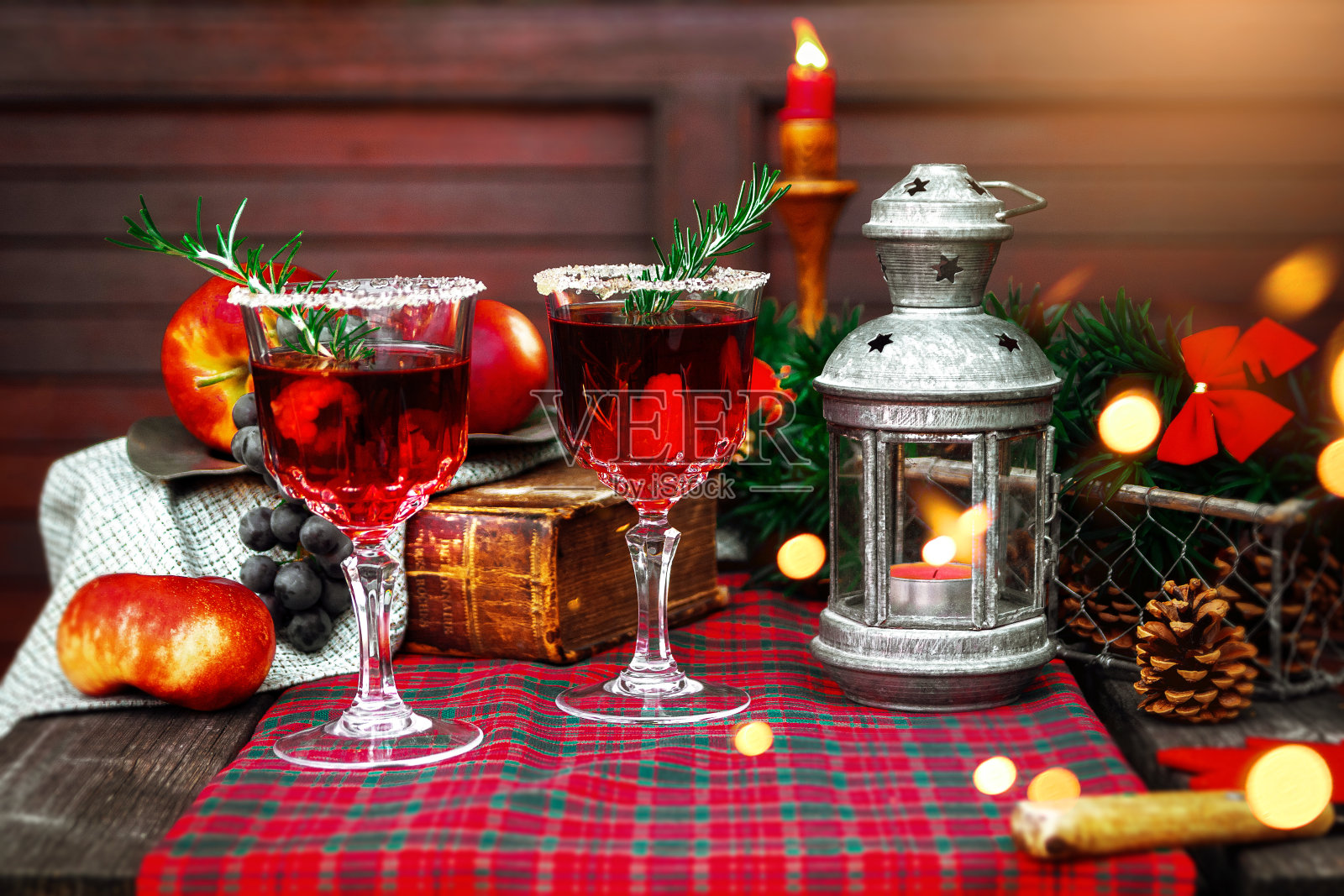 圣诞静物，两杯用迷迭香装饰的红覆盆子饮料，复古复古的时尚风格。照片摄影图片