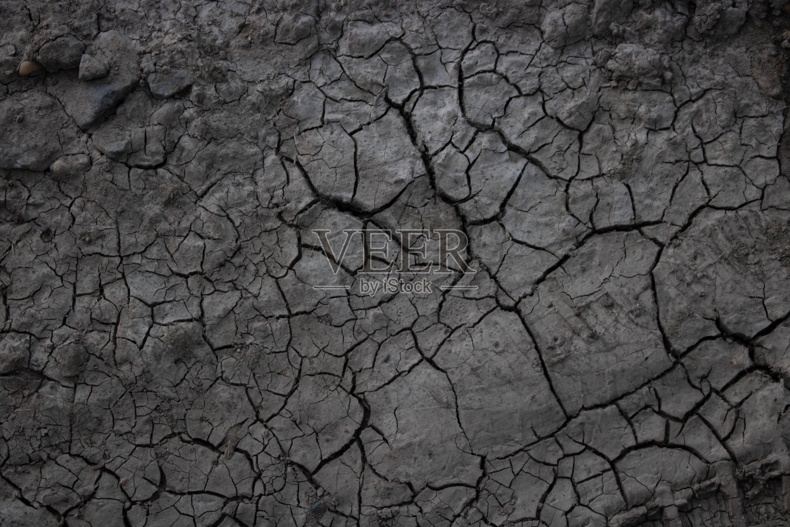 由于干旱地面出现裂缝。全球变暖的概念。干旱造成的荒凉景象照片摄影图片