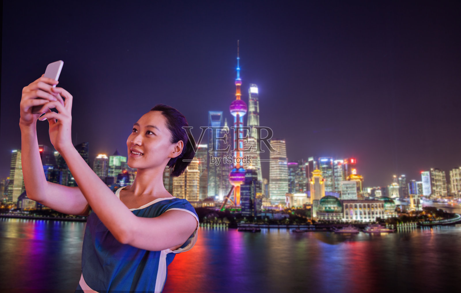 一名年轻的中国女子在上海东方明珠前进行视频通话照片摄影图片