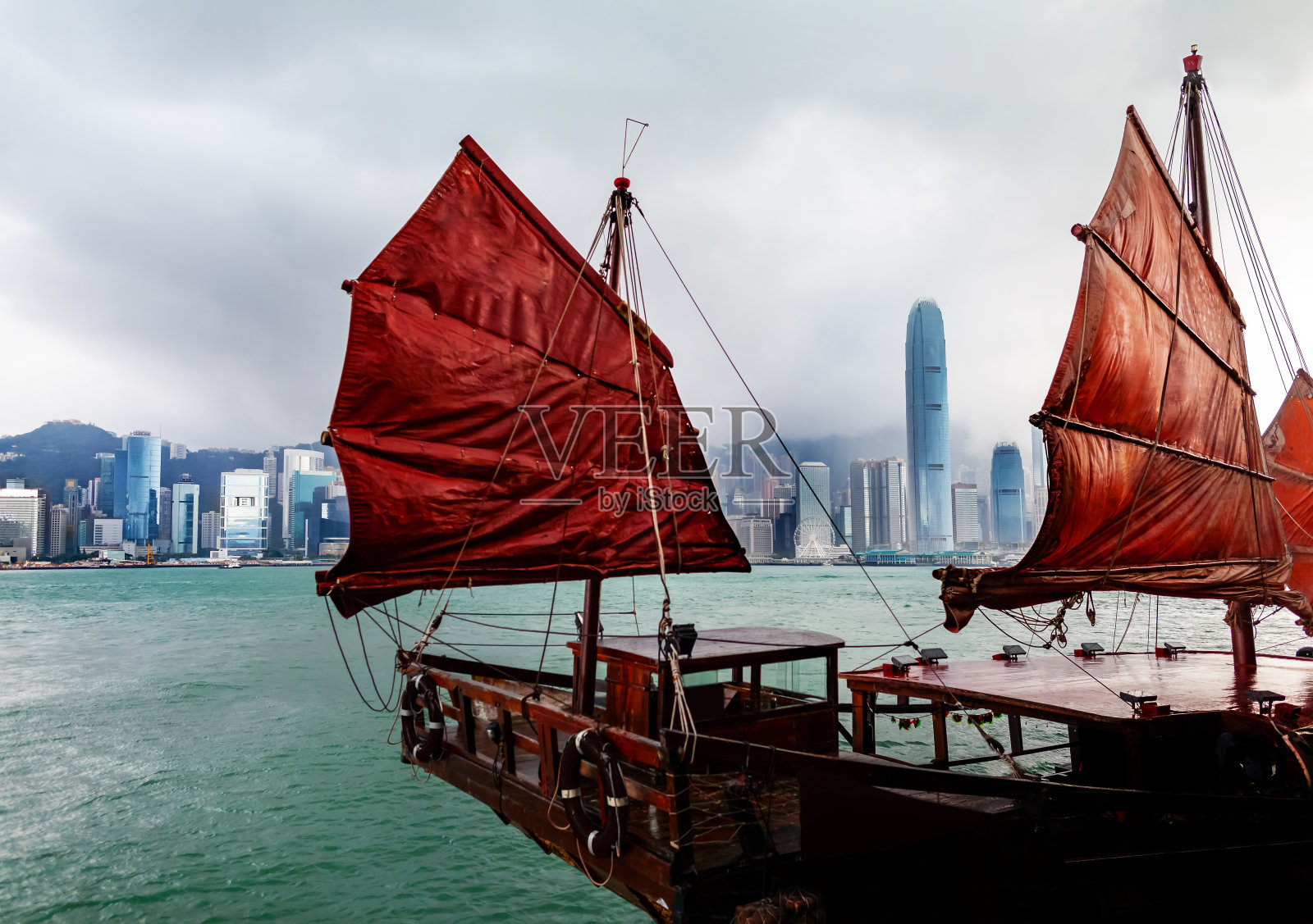 近距离观看香港维多利亚港的船照片摄影图片