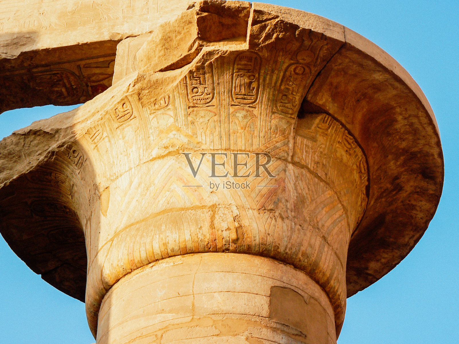在卡纳克(古底比斯)的庙宇的大象形文字大厅柱上的细节。埃及卢克索照片摄影图片