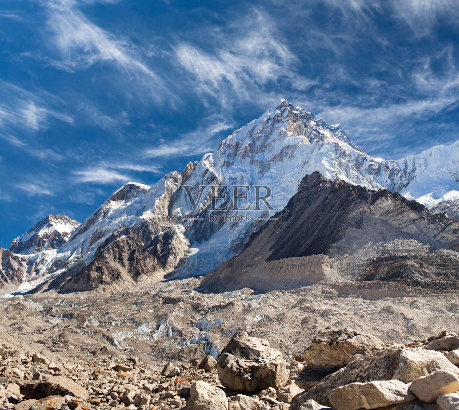 珠穆朗玛峰和Nuptse山在萨加玛塔国家公园，珠穆朗玛峰地区，尼泊尔喜马拉雅山。珠穆朗玛峰基地营地徒步旅行照片摄影图片