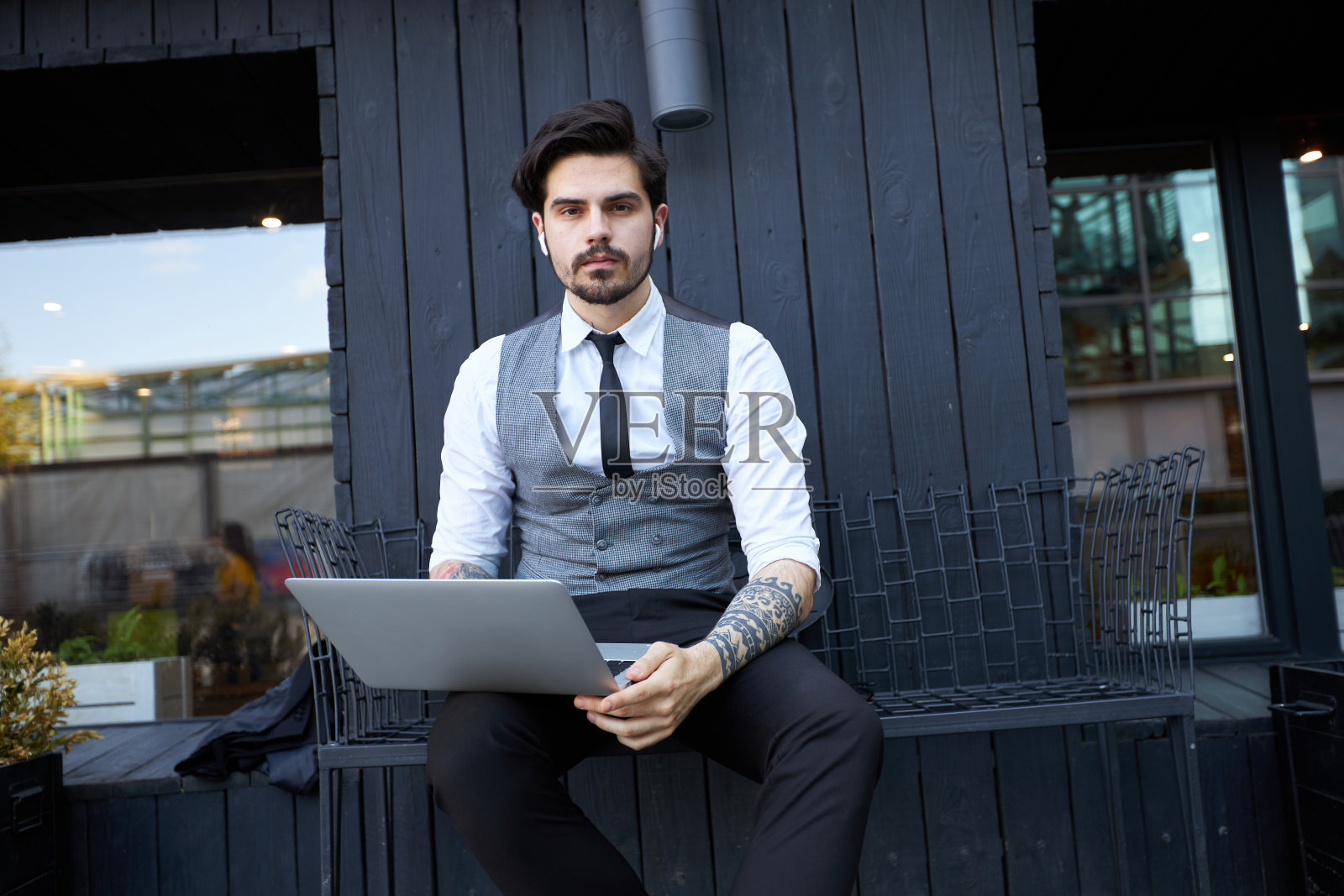 年轻英俊的男人坐在电脑前工作照片摄影图片
