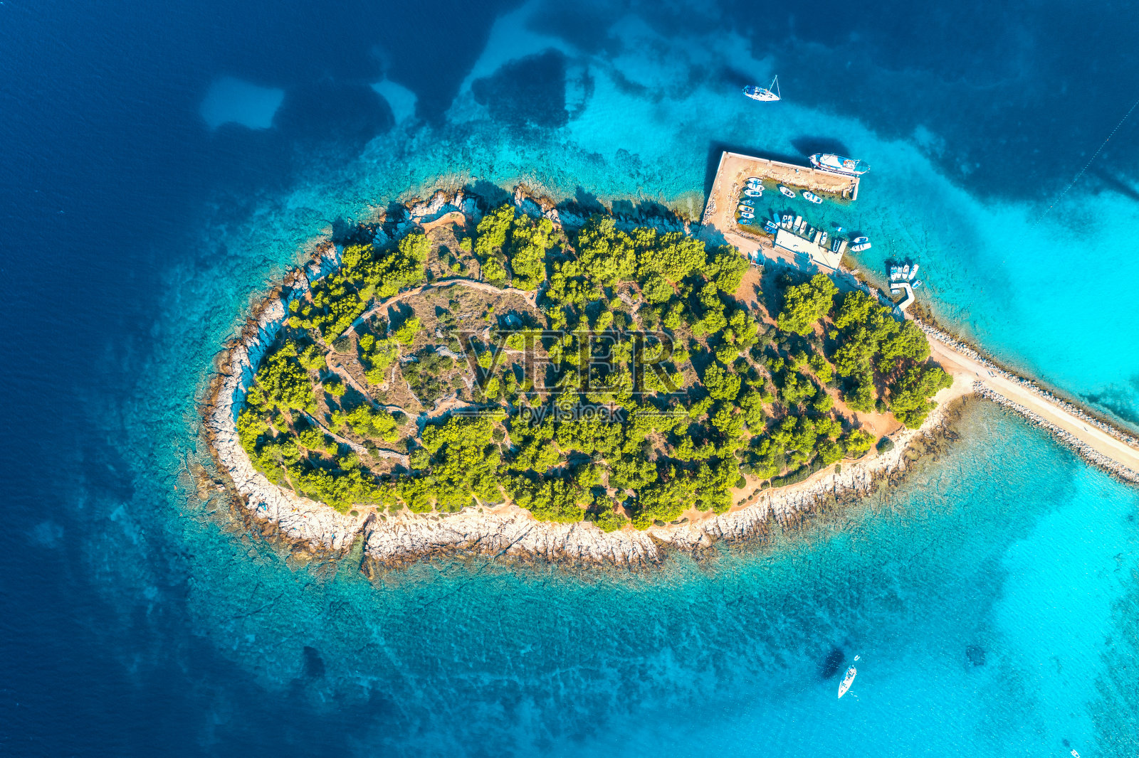 鸟瞰图美丽的小岛在海湾在夏季阳光明媚的一天在穆尔特，克罗地亚。俯视图透明蓝色的水，绿色的树木，山，沙滩，船和游艇。热带景观照片摄影图片