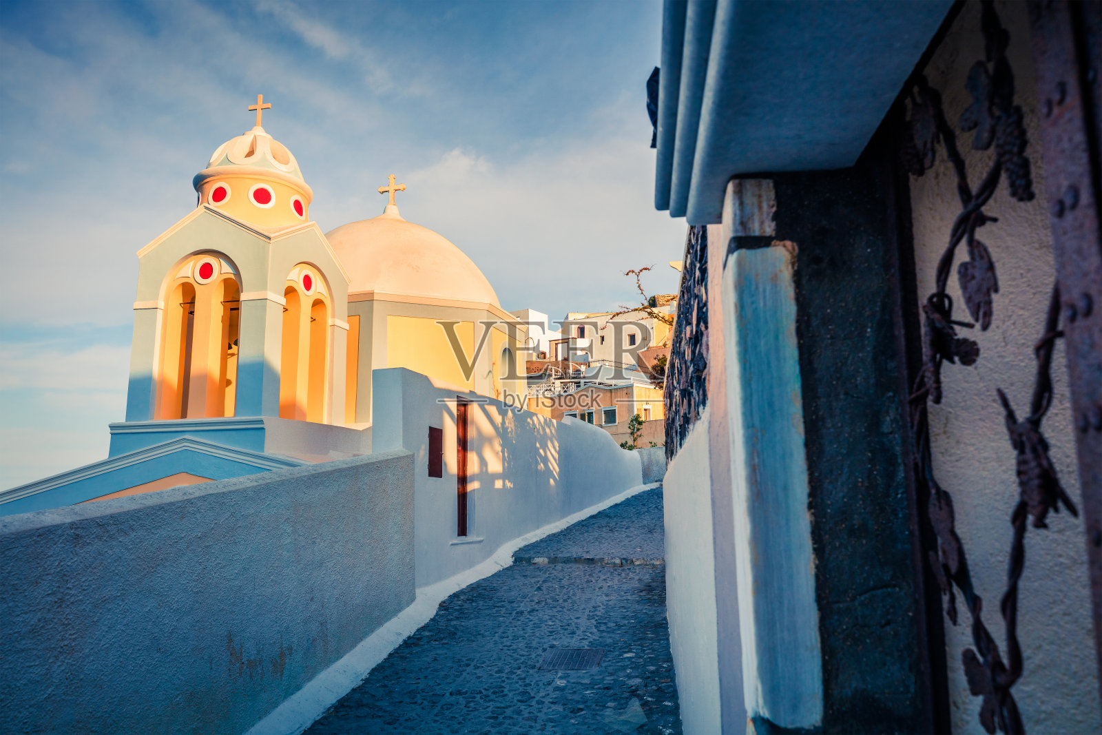 阳光明媚的早晨，圣托里尼岛。风景如画的希腊度假胜地菲拉，欧洲希腊。旅游概念的背景。艺术风格后期处理照片。照片摄影图片