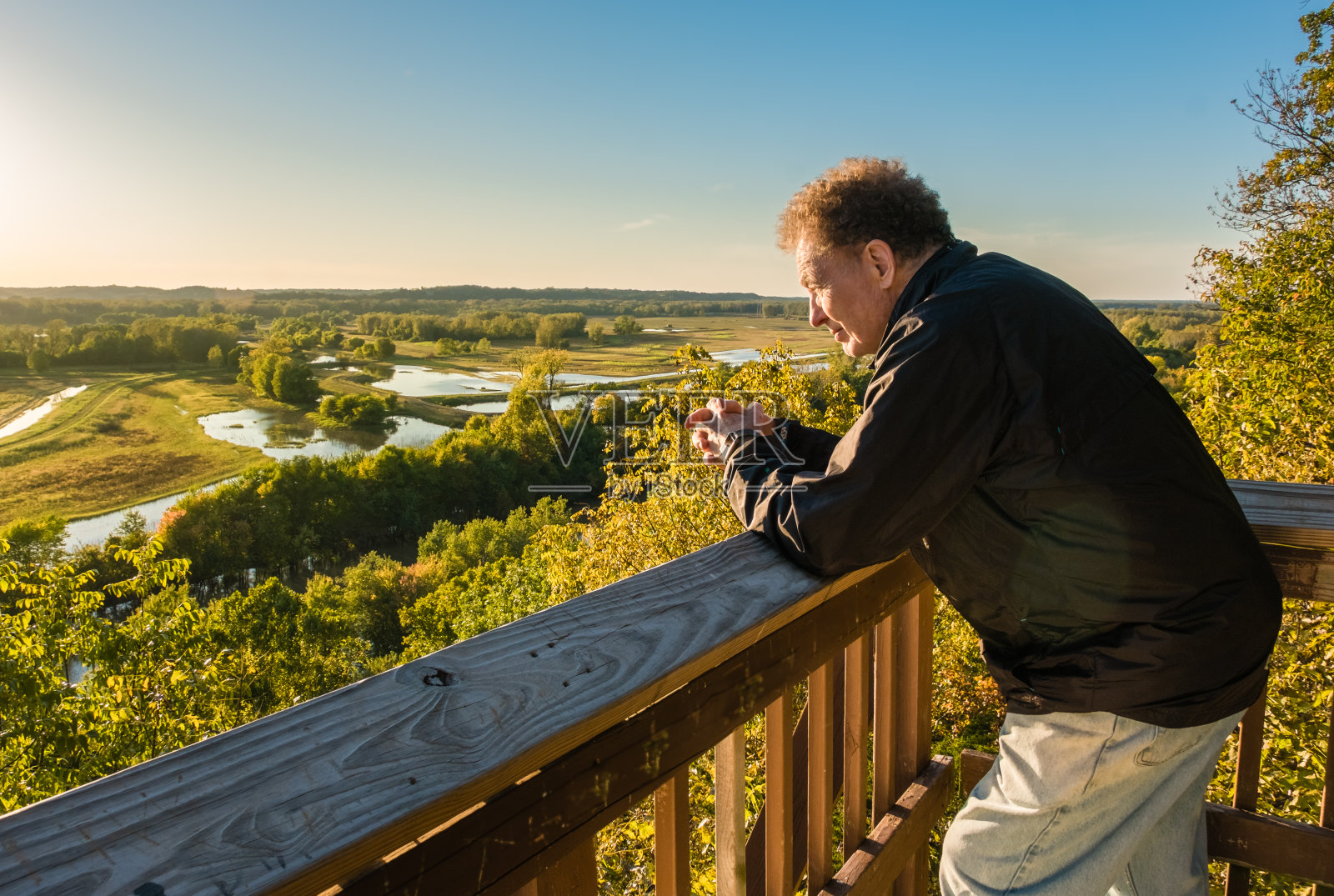 在密苏里河漫滩上看日落的老人照片摄影图片