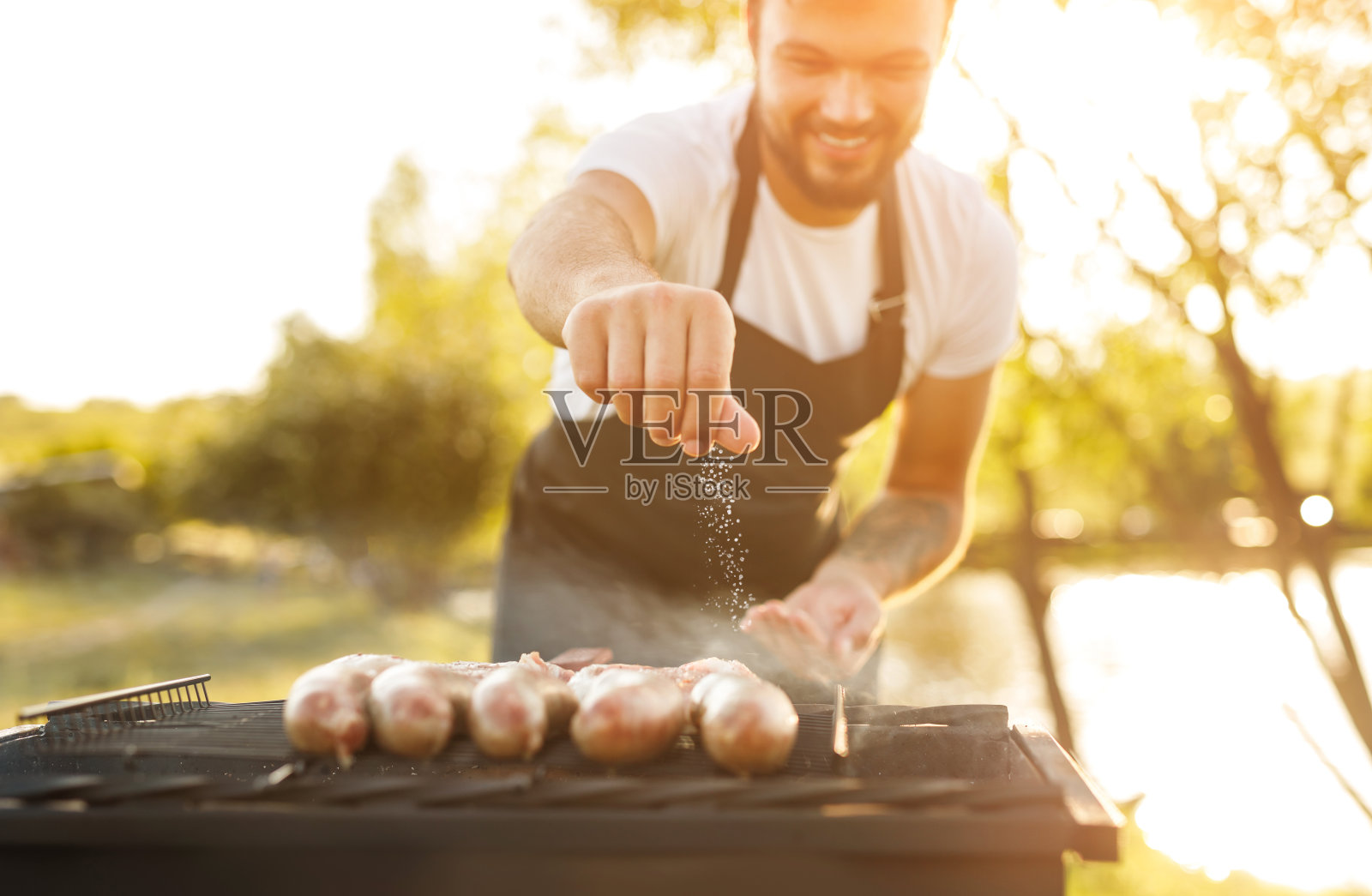 微笑的厨师烤香肠照片摄影图片