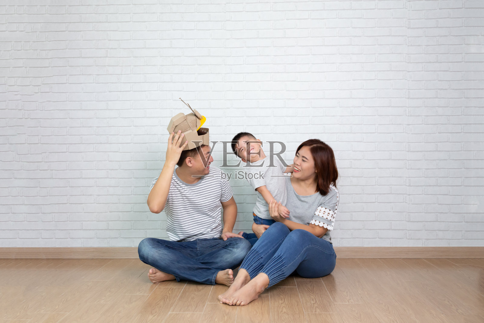 亚洲家庭与儿子玩和微笑，而花空闲时间在家照片摄影图片