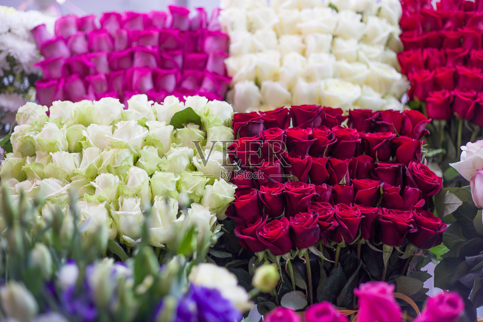 开花店的柜台上装满了玫瑰花。照片摄影图片