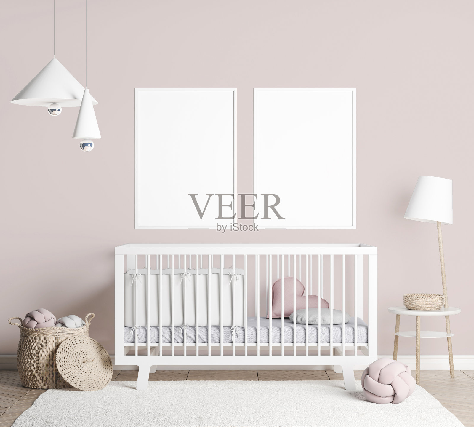 枕头和玩具在白色木制婴儿床藤条篮子和白色灯在明亮的育儿室卧室。库存图片照片摄影图片
