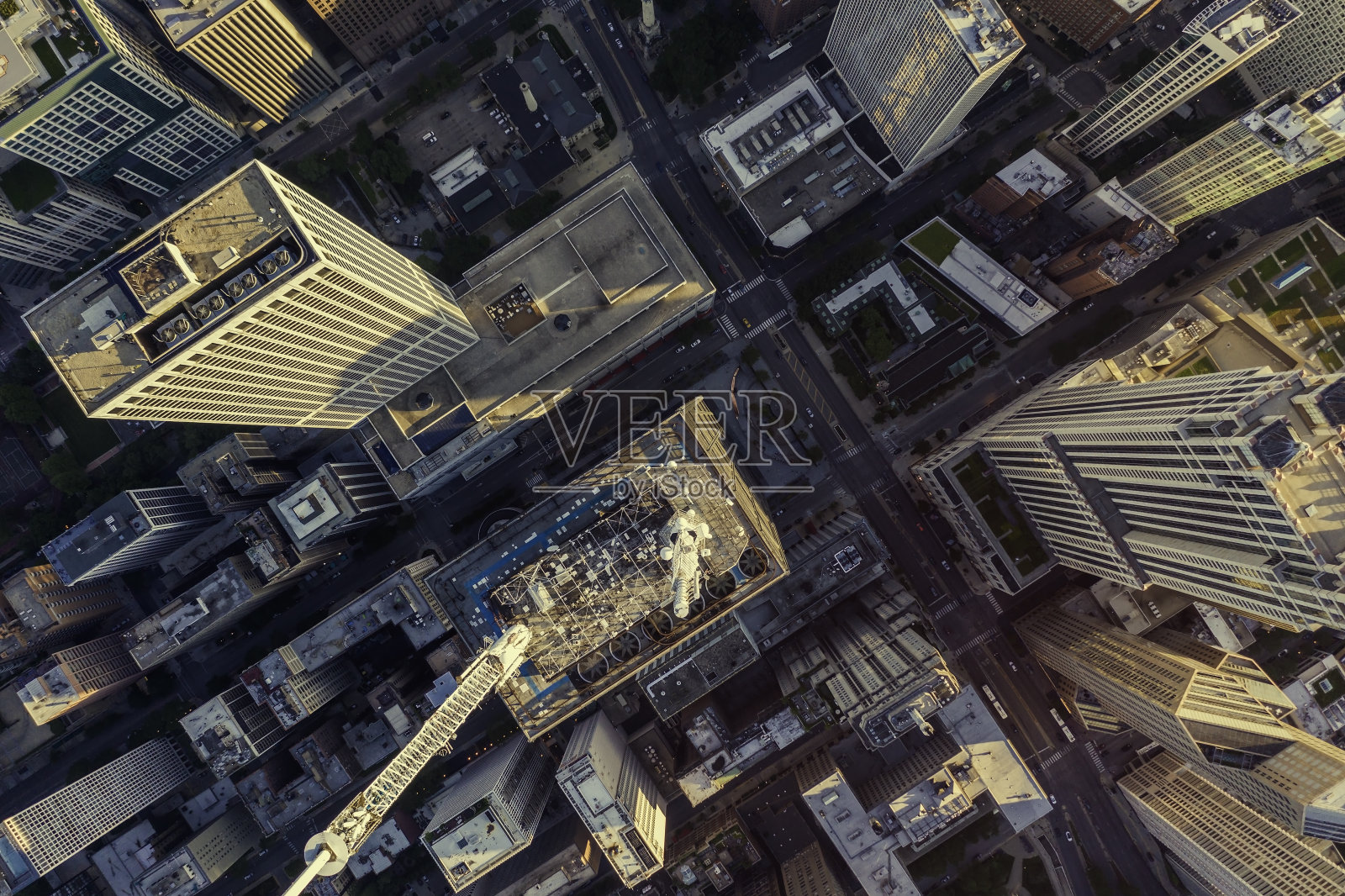 用天线俯瞰芝加哥市中心的摩天大楼。城市电网照片摄影图片