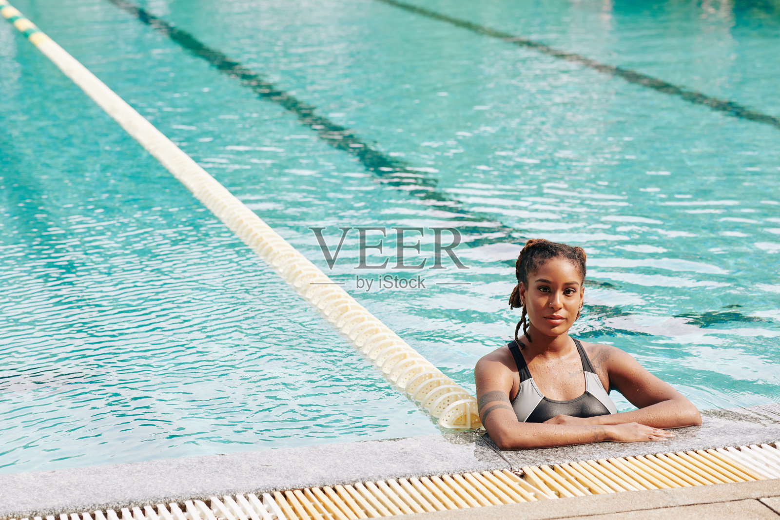 年轻的女运动员在游泳池照片摄影图片