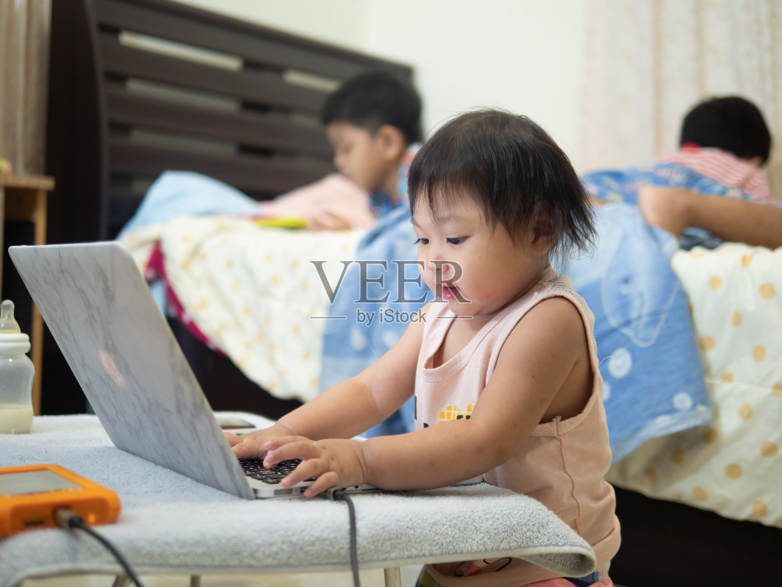 亚洲男孩在家在线学习。在2020年全球新冠肺炎疫情的关键时刻照片摄影图片