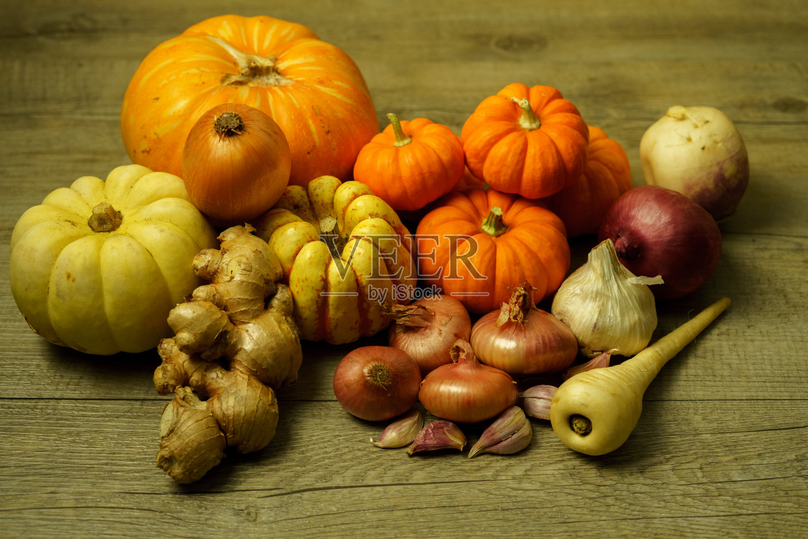 各种新鲜的农产品和蔬菜为冬季餐。照片摄影图片
