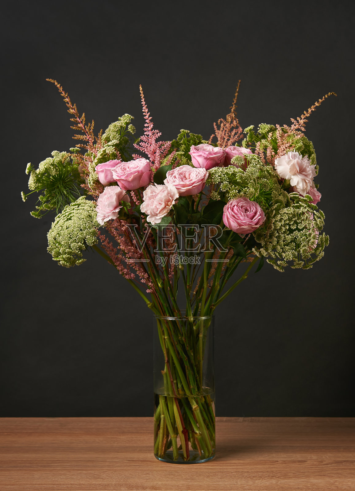 美丽的花束牡丹玫瑰，阿米巴，落新凤，康乃馨在一个黑暗的背景。照片摄影图片