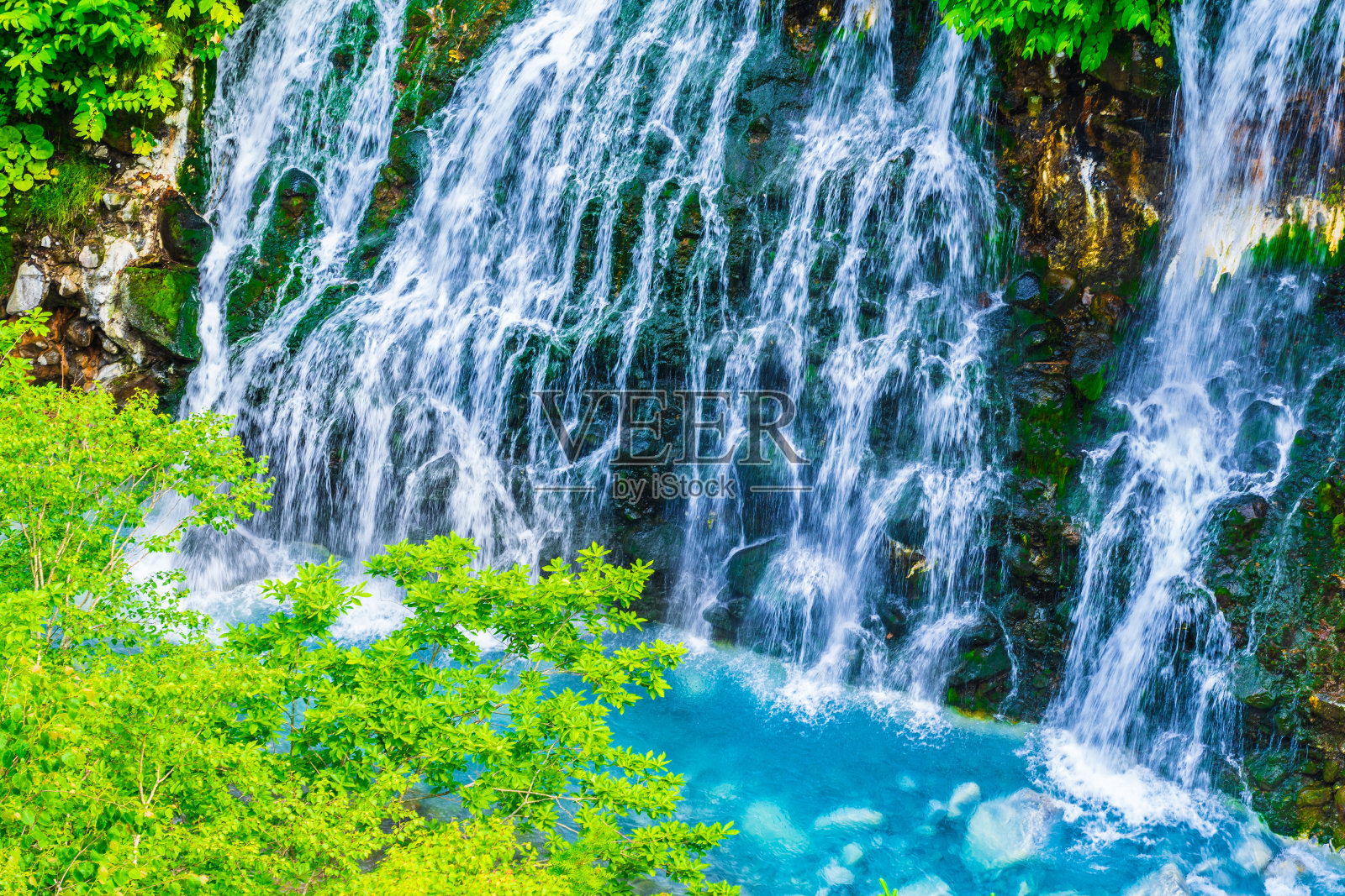 在北海道有美丽的蓝色瀑布照片摄影图片
