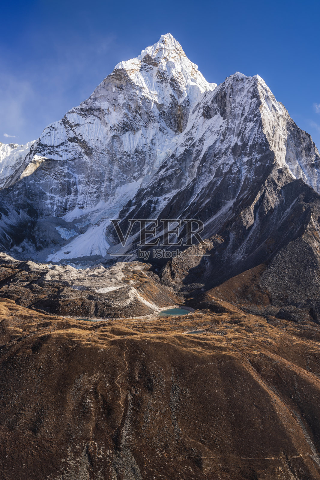 尼泊尔喜马拉雅山美丽的阿玛达布兰山全景图照片摄影图片