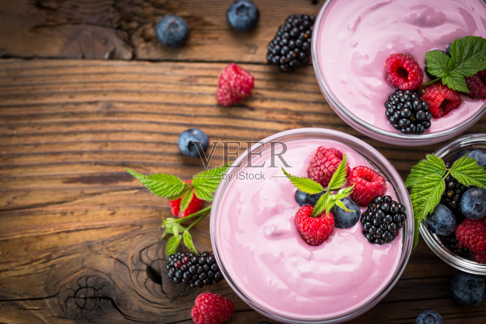 新鲜浆果酸奶与森林水果和薄荷照片摄影图片