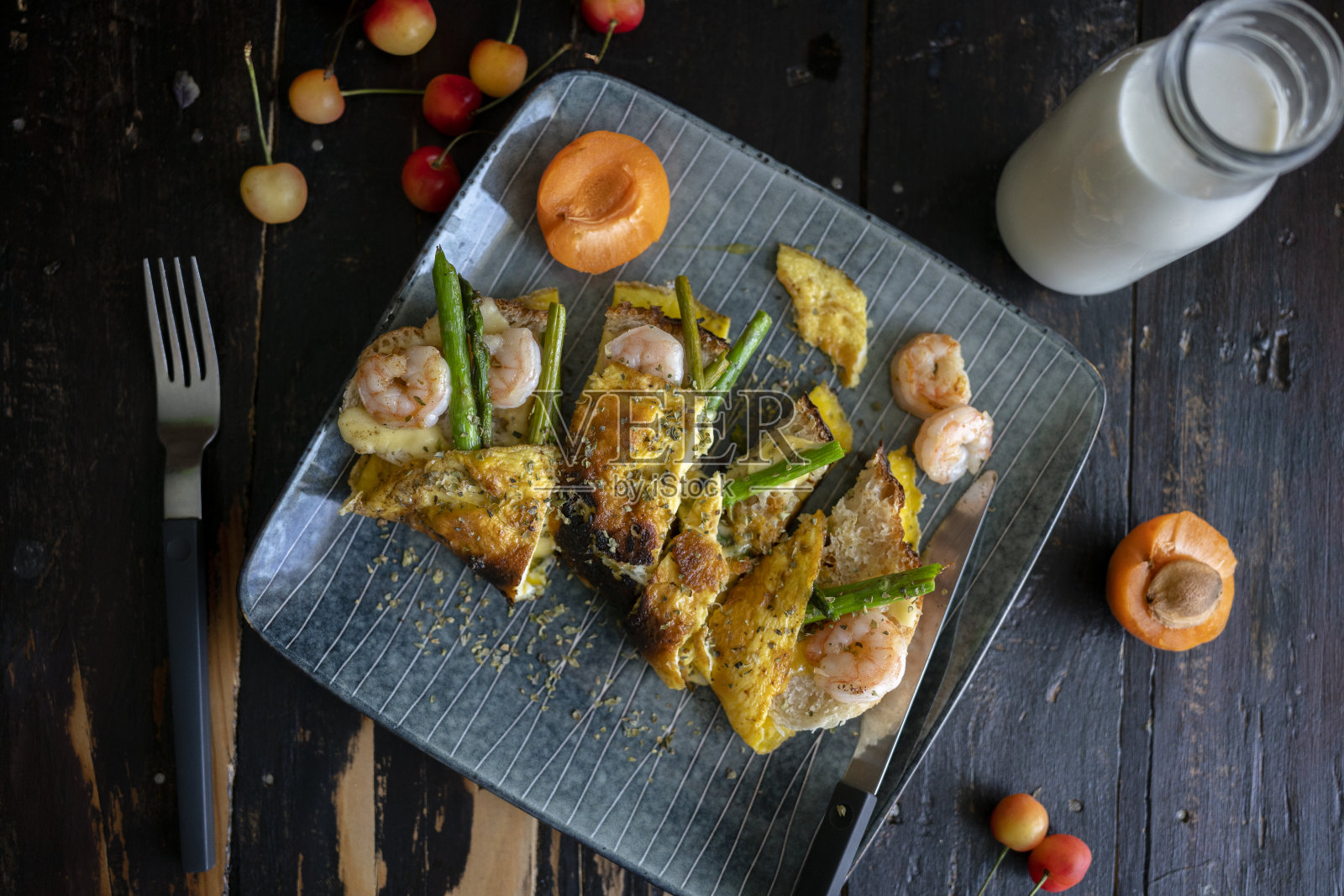 自制早餐:煎蛋配虾、芦笋和吐司照片摄影图片