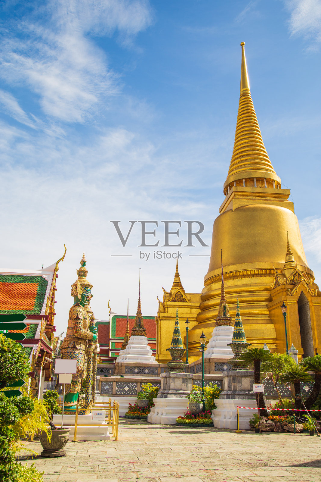 玉佛寺是泰国曼谷最著名的景点之一，坐落在玉佛寺内，有一座金色的佛塔，是一座恶魔守护的雕像照片摄影图片