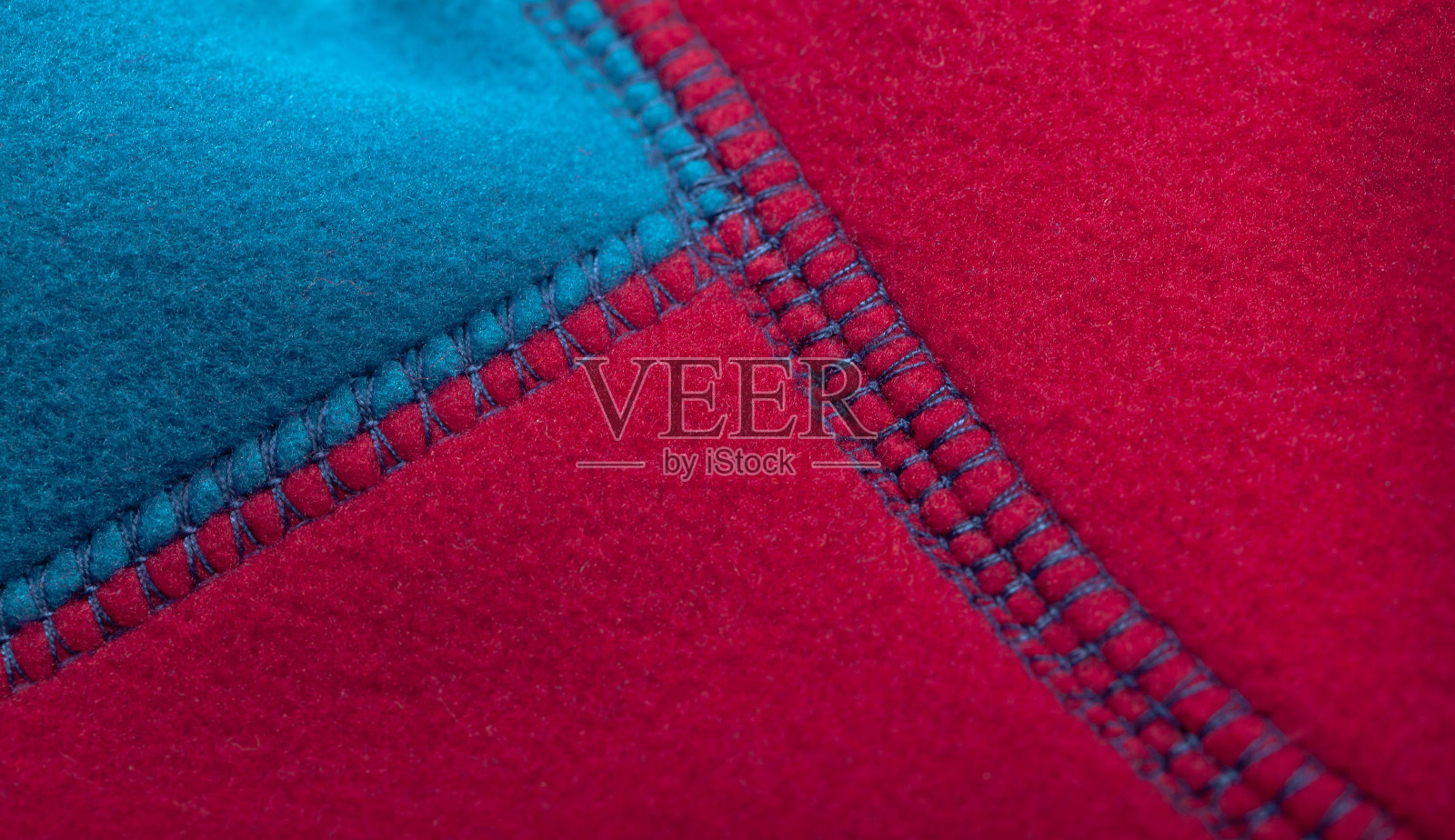蓝色红色的羊毛夹克接缝，靠近照片摄影图片