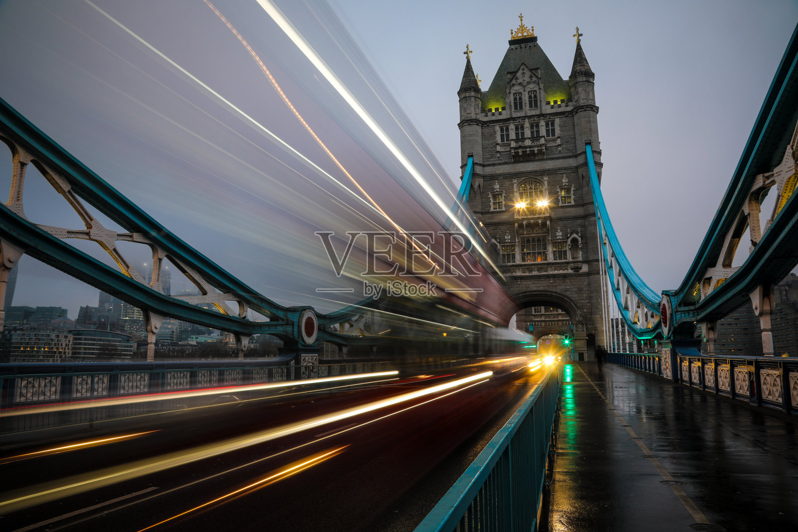 伦敦塔桥交通速度照片摄影图片