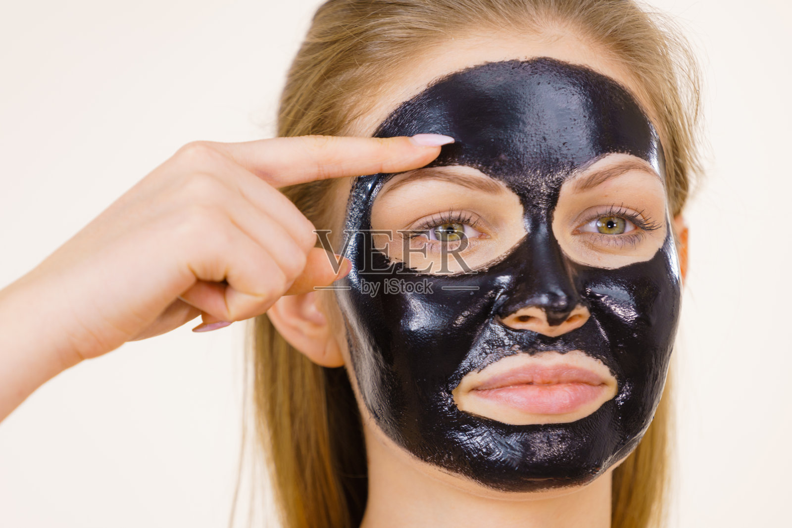 女孩黑色碳水化合物剥离面膜在脸上照片摄影图片