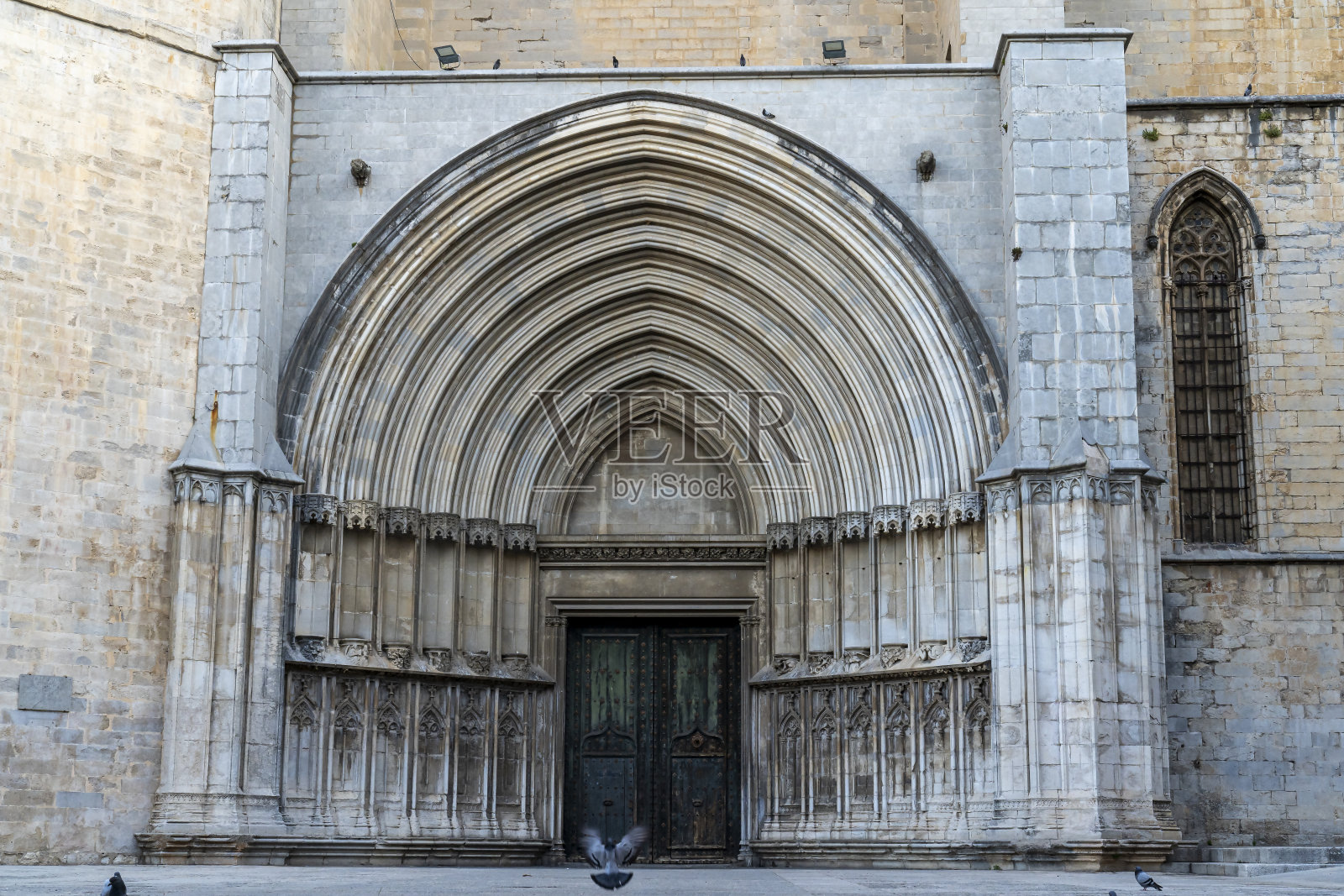 西班牙加泰罗尼亚赫罗纳大教堂的侧门。照片摄影图片