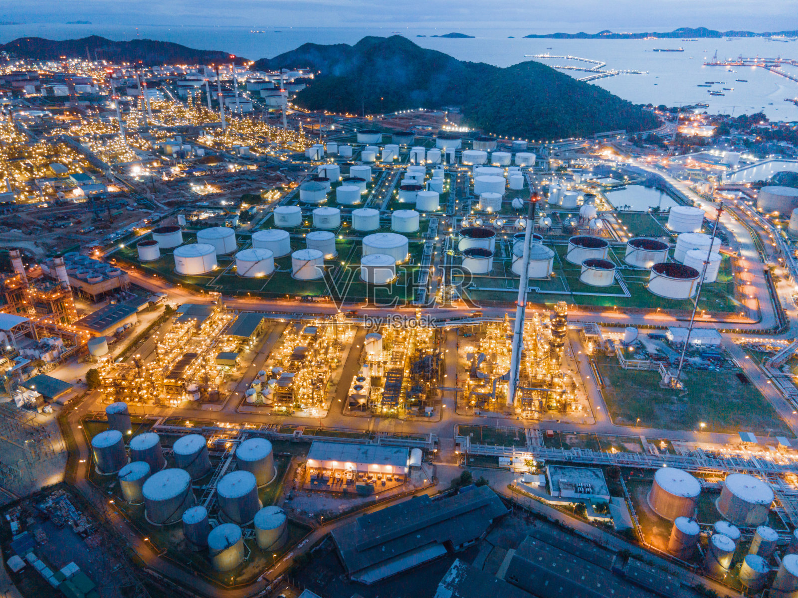 无人机的视角在石油炼化和石化工业背景的石油和天然气炼厂工厂在东南亚照片摄影图片