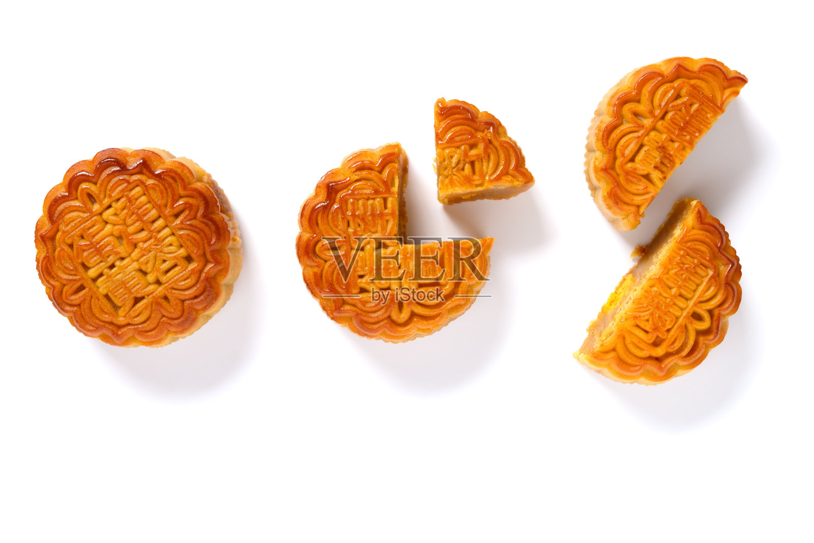 中国的翻译在顶部的英莲蓉蛋黄传统月饼从一个整体到一个四分之一的白色没有标志或商标照片摄影图片