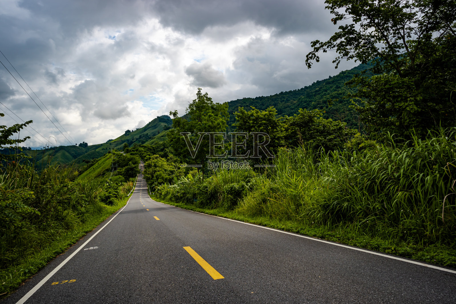 乡村公路穿过山区景观照片摄影图片