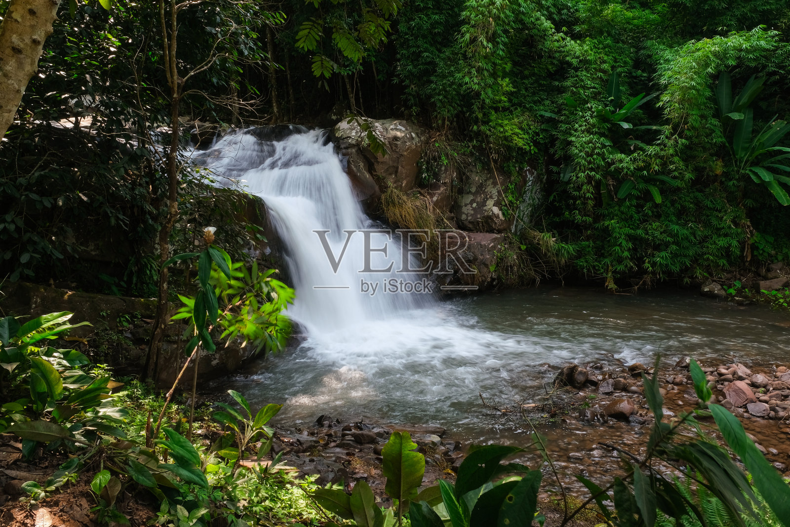 泰国富梭岛国家公园一楼富梭岛瀑布照片摄影图片