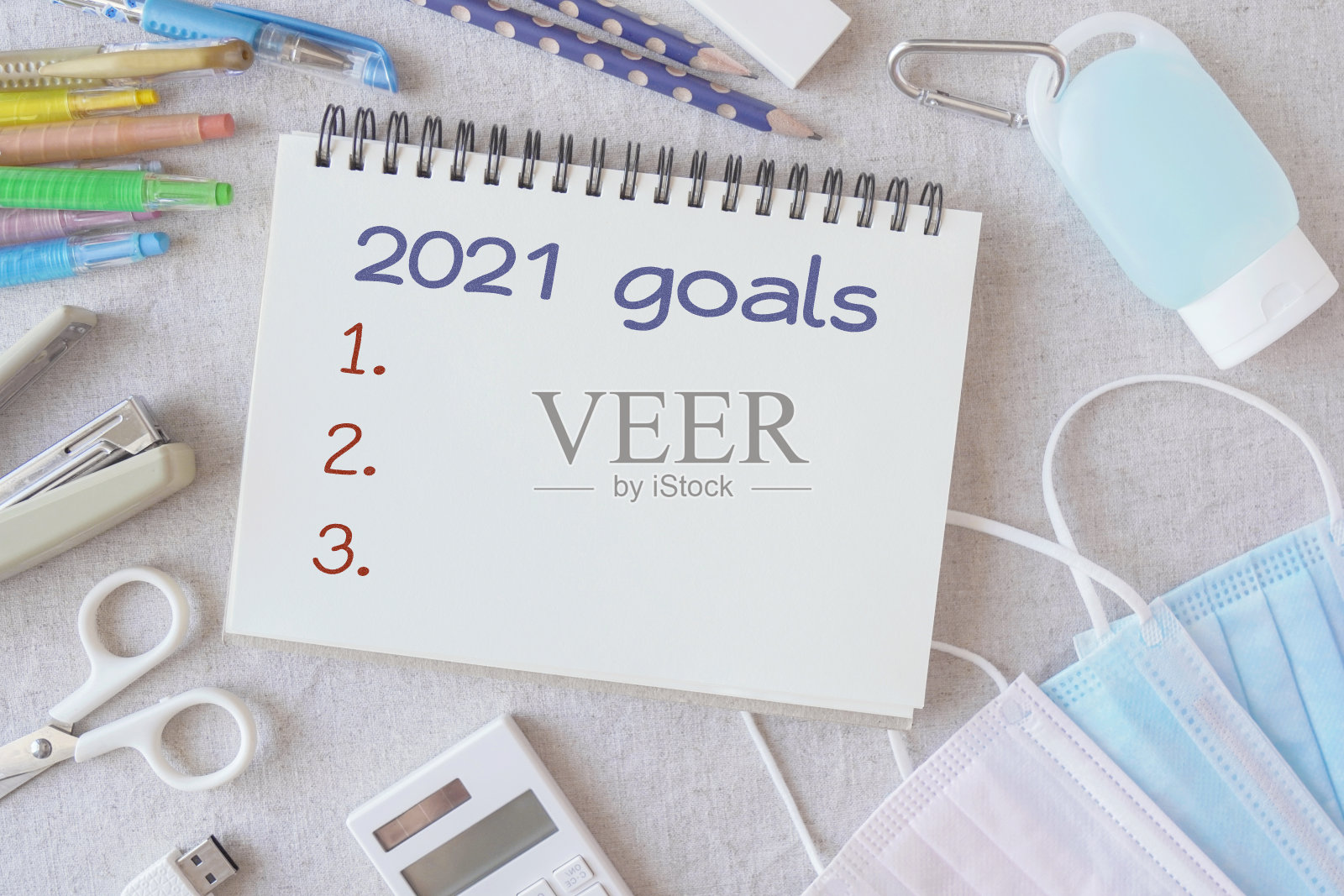 2021年新年决心和目标清单，包括笔记本和文具用品、医用口罩和洗手液照片摄影图片