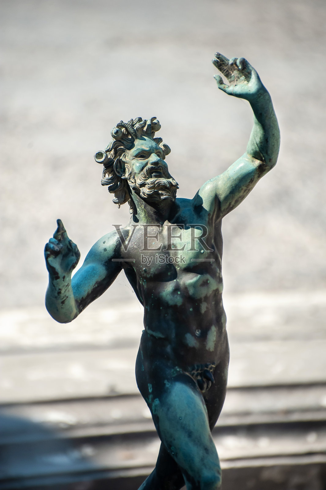 意大利庞贝的羊怪宫跳舞的羊怪铜像照片摄影图片