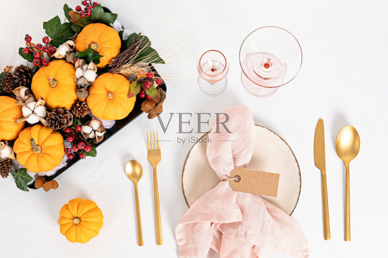 感恩节餐桌装饰模板与模拟的客人标签照片摄影图片