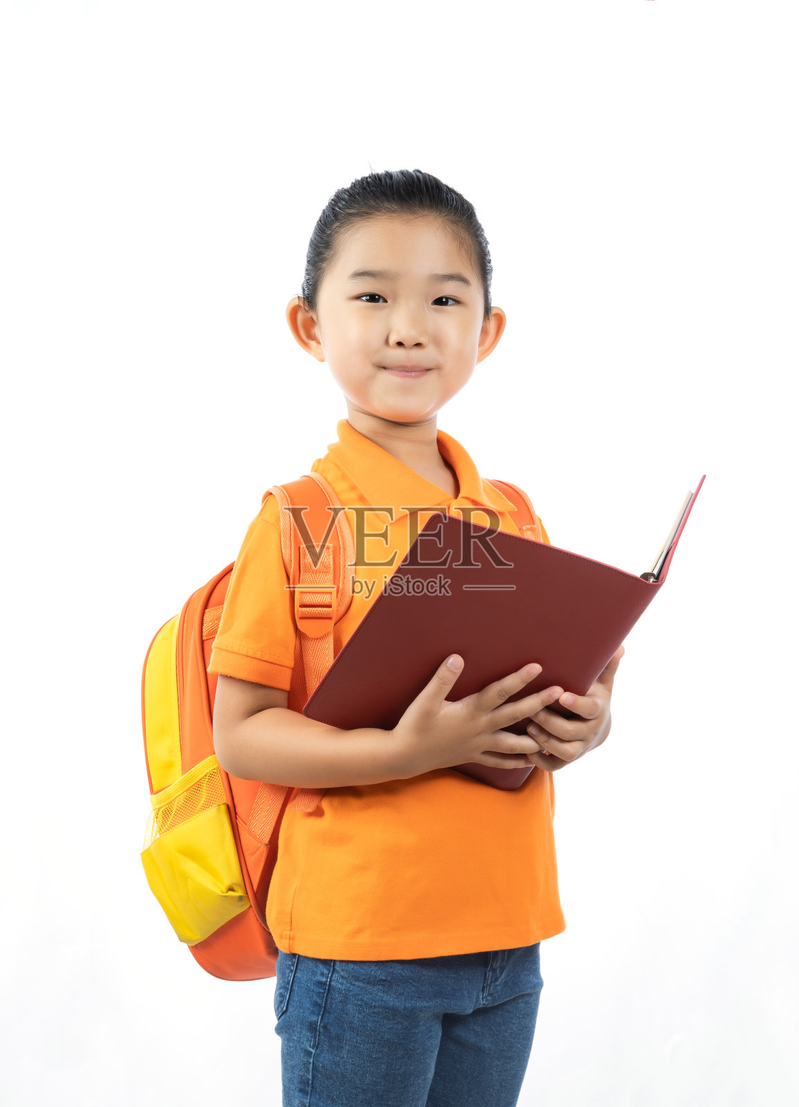 白色背景上拿着书背着书包的小女孩照片摄影图片