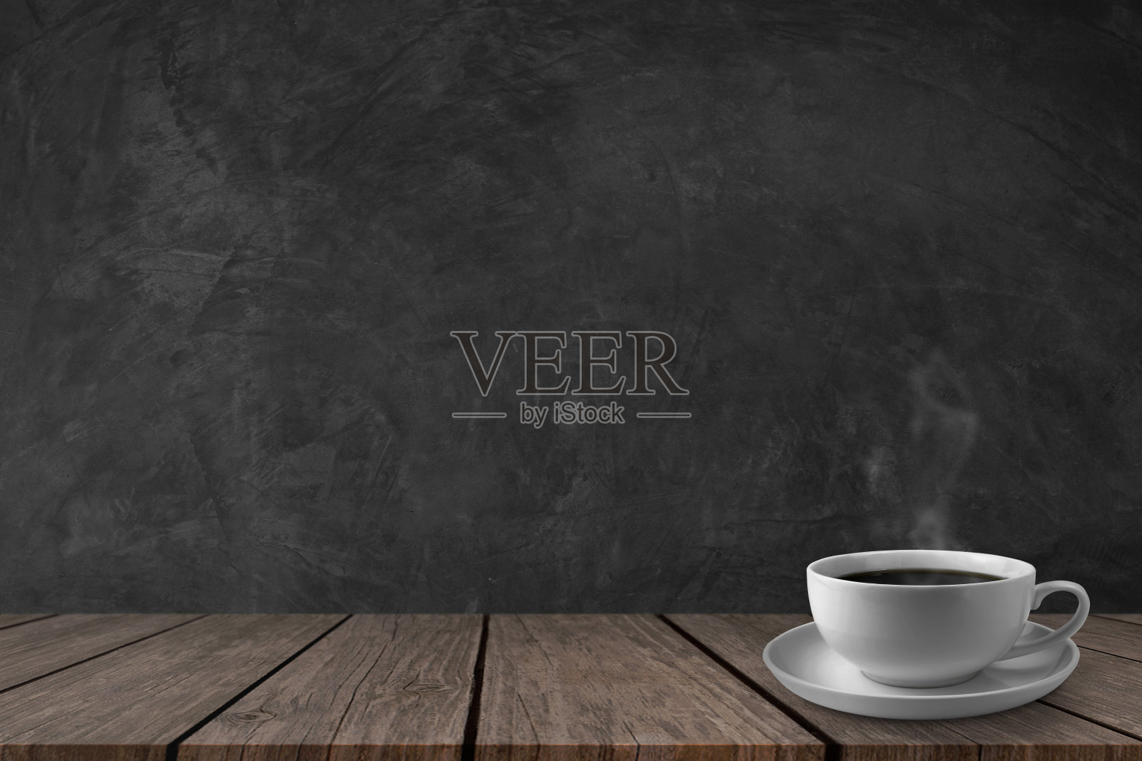 木桌上放着热咖啡，深色的灰泥墙作为背景。本空间照片摄影图片